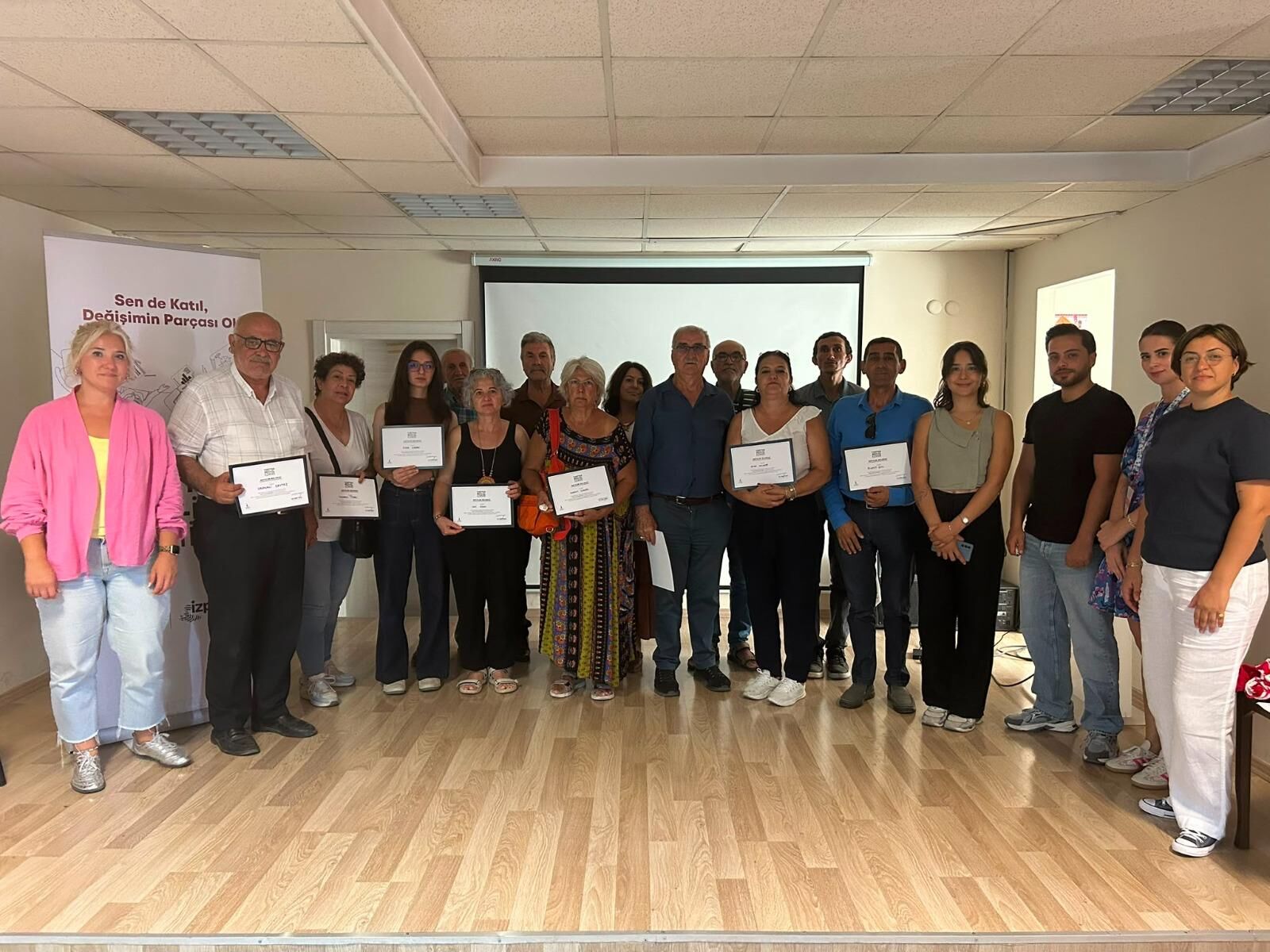 İzmir Büyükşehir Belediyesi tarafından kent yönetiminde katılımcılığı artırmak amacıyla yürütülen İzmir Yurttaş Meclisi çalışmaları 18 ilçede tamamlandı.