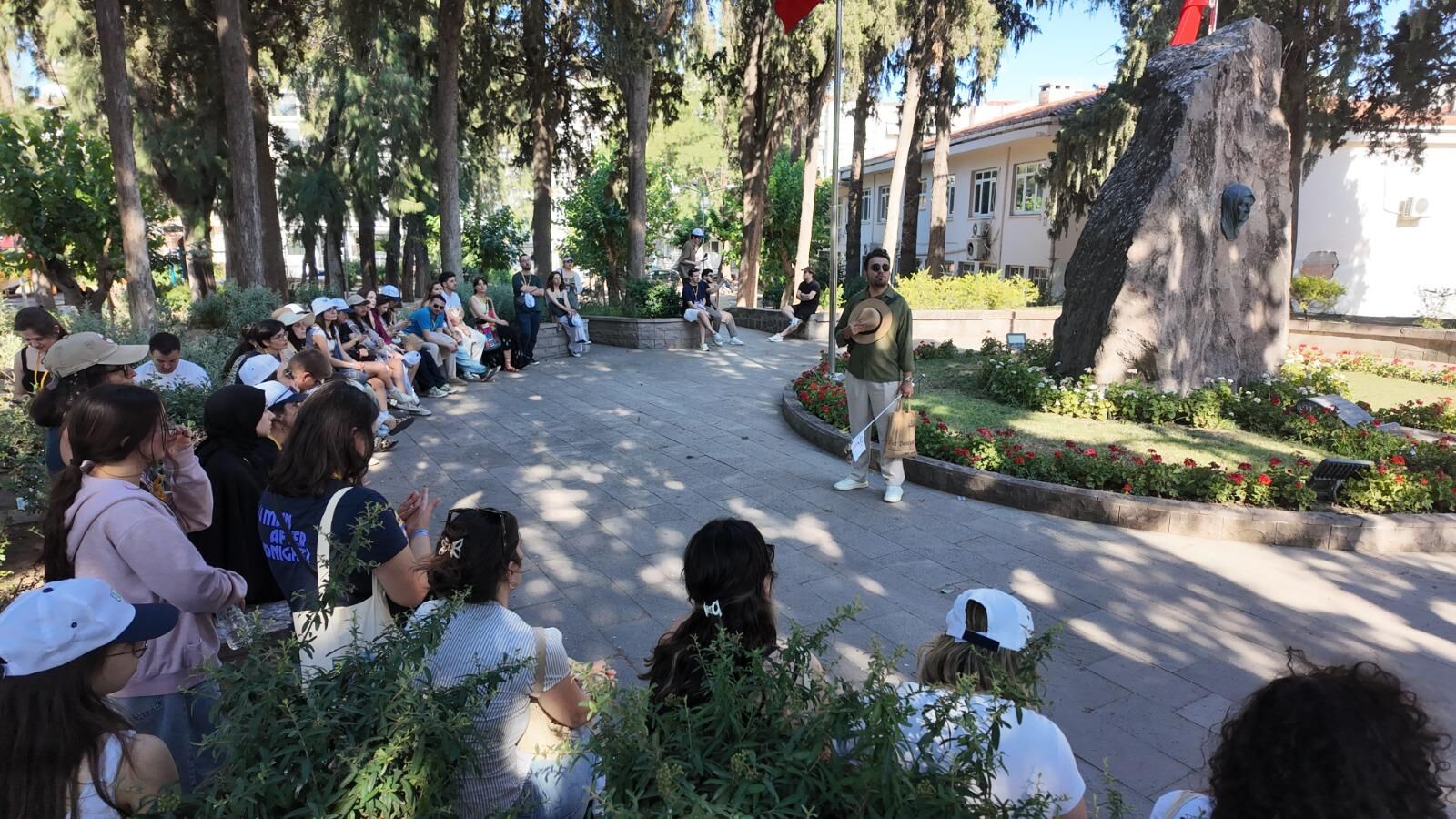 Karşıyaka Belediyesi’nin Açık Hava Kent Müzesi projesi kapsamında düzenlediği rehberli kültür turlarına yeni bir rota eklendi.