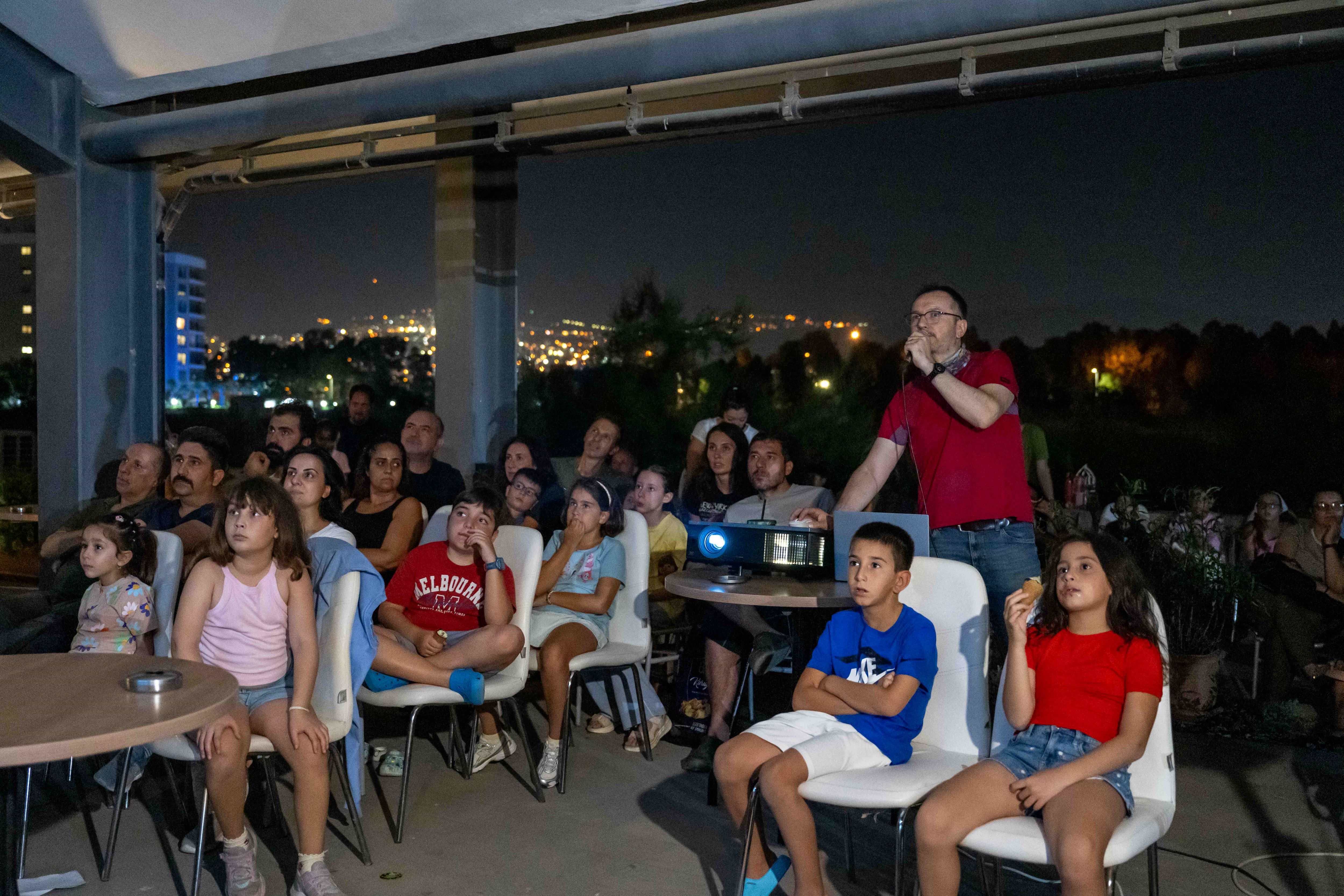 Bornova Belediyesi’nin düzenlediği gökyüzü gözlem etkinliği, bu kez kentin en eski yerleşim alanlarından Yeşilova Höyüğü’nde gerçekleştirildi.
