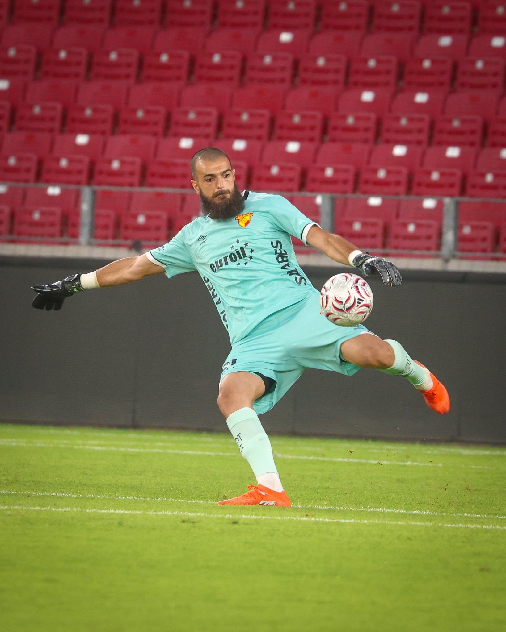 Trendyol Süper Lig ekiplerinden Göztepe’de yeni sezon öncesi kaleyi kimin koruyacağı merak konusu oldu.