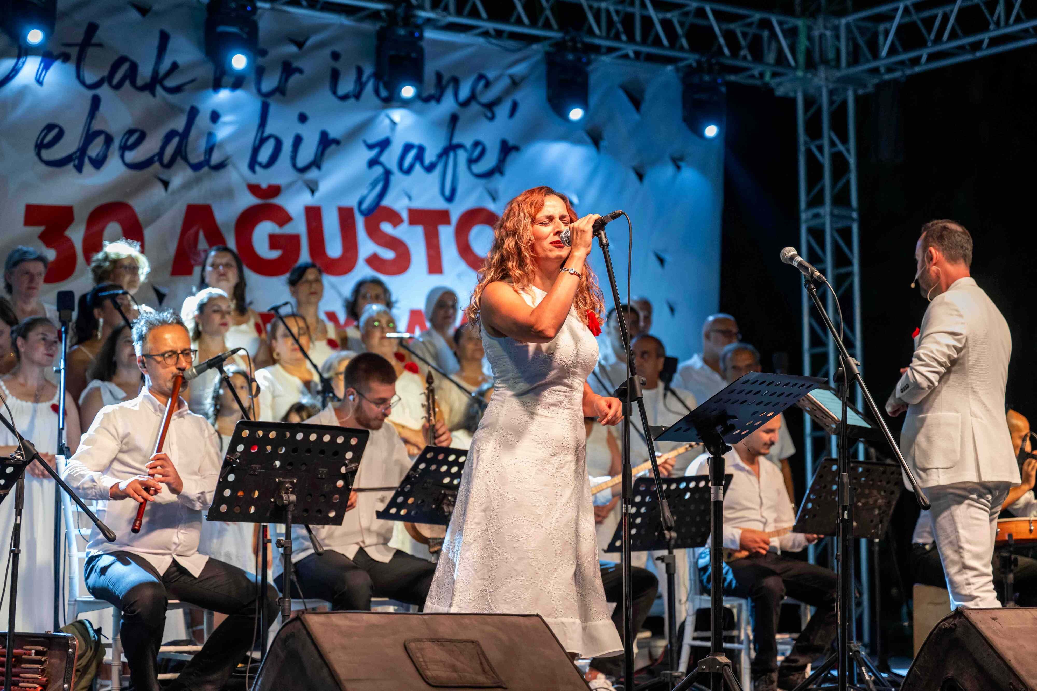 Bornova’da 30 Ağustos Zafer Bayramı, Büyükpark’ta Düzenlenen Konserle Kutlandı. Binlerce Vatandaş Türkülere Eşlik Etti (1)