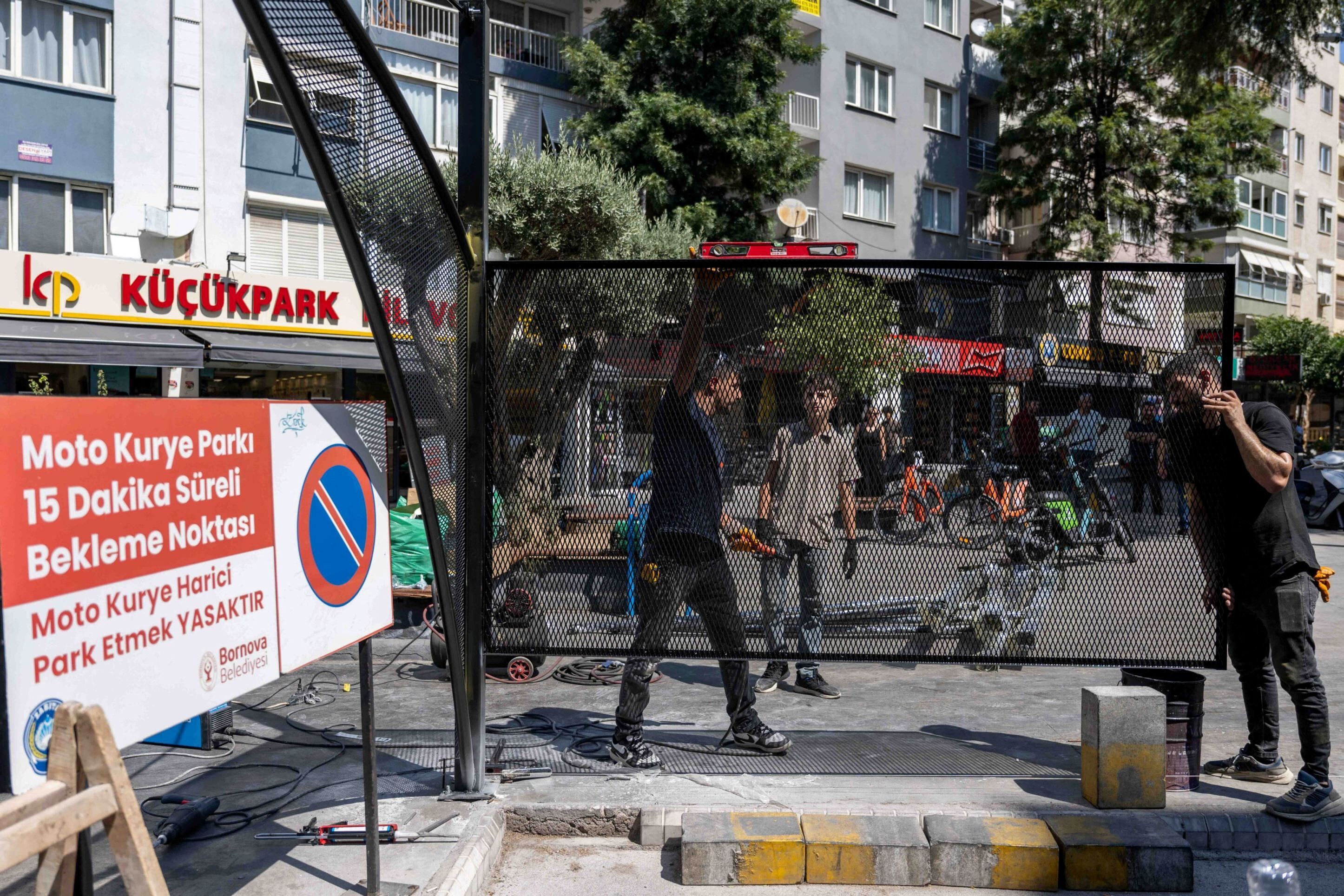 Bornova'da Kuryeler Ve Vatandaşlar Için Güneş Ile Yağmura Karşı Yeni Düzenleme (2)