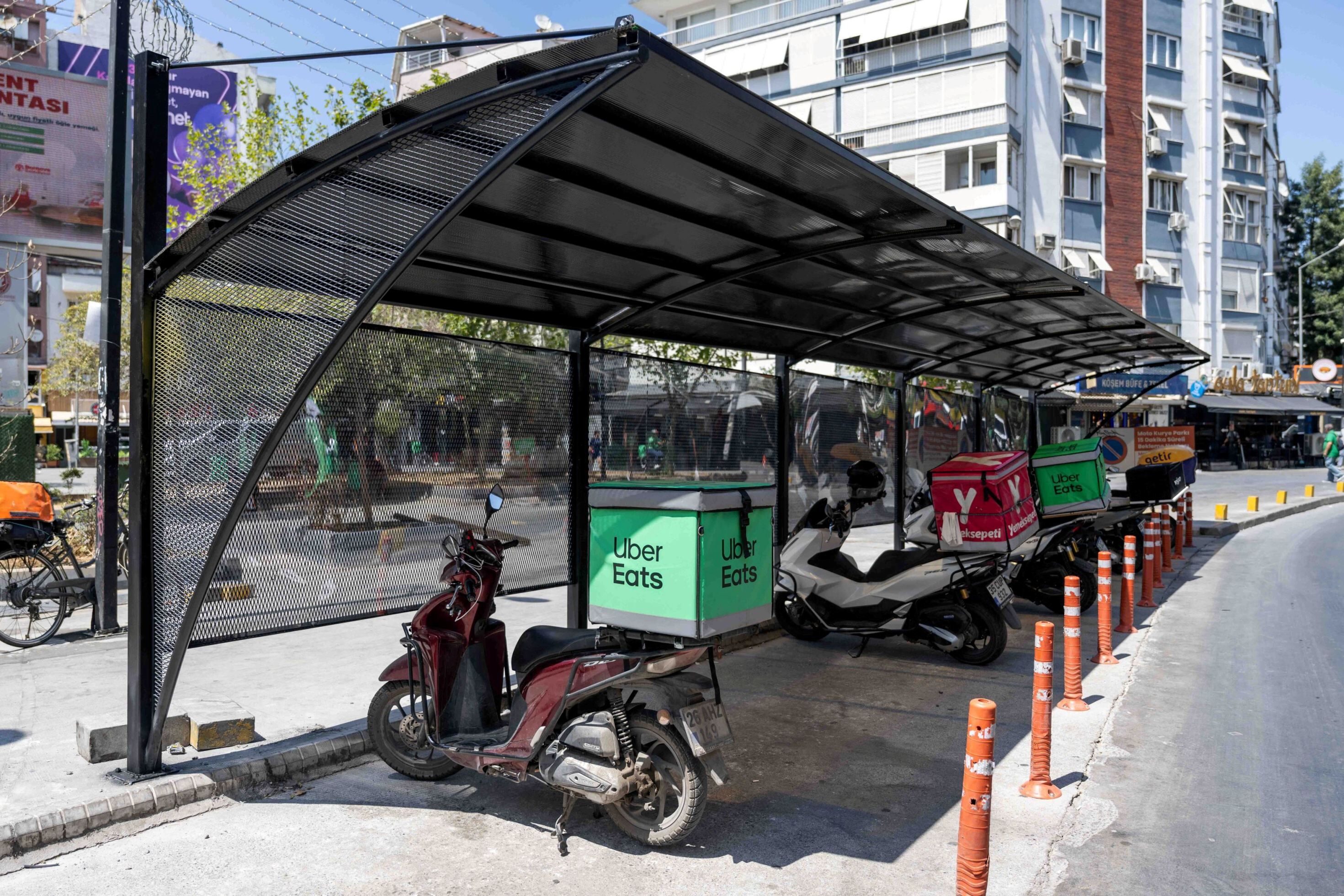 Bornova'da Kuryeler Ve Vatandaşlar Için Güneş Ile Yağmura Karşı Yeni Düzenleme (3)