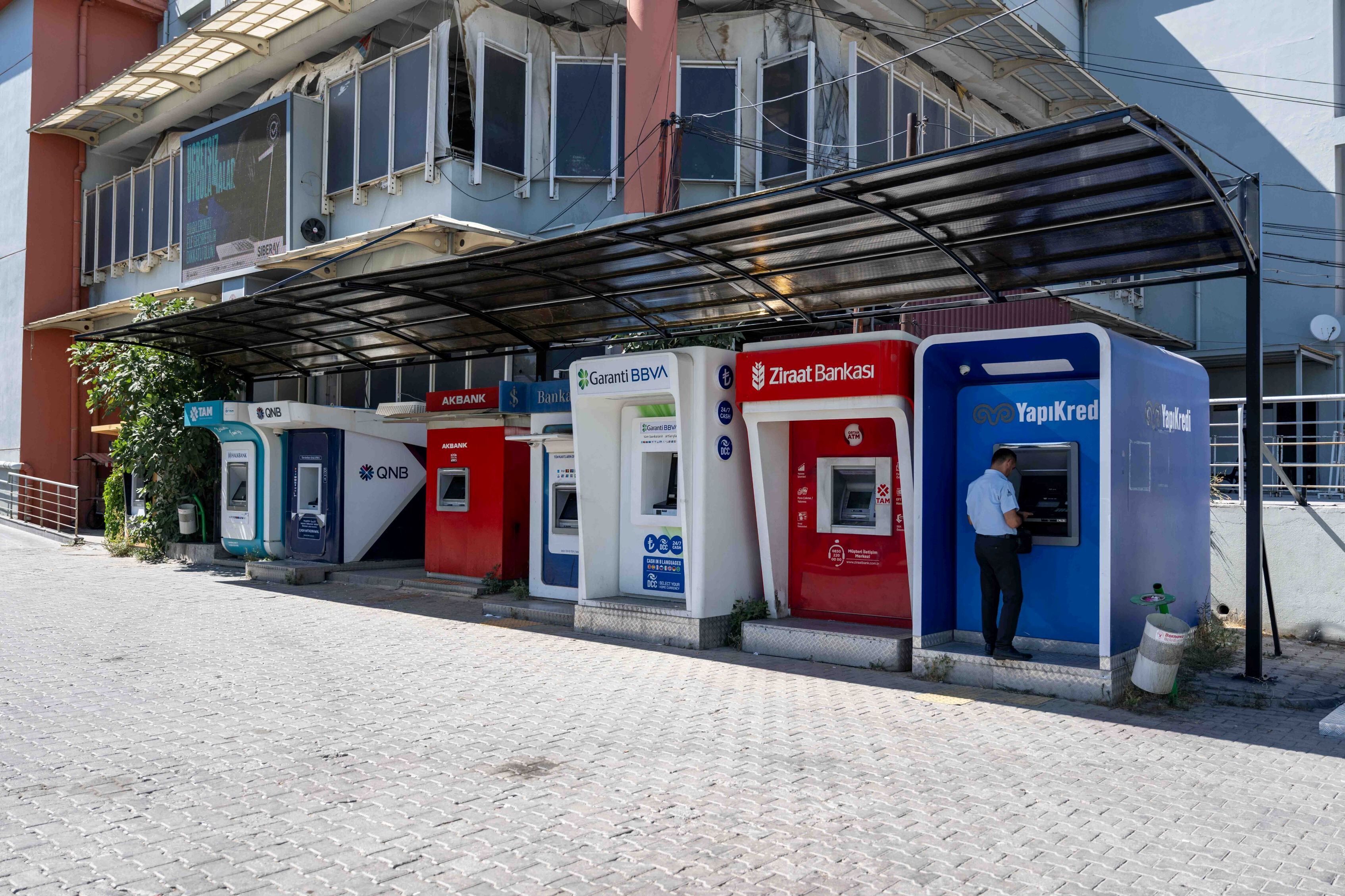 Bornova'da Kuryeler Ve Vatandaşlar Için Güneş Ile Yağmura Karşı Yeni Düzenleme (4)