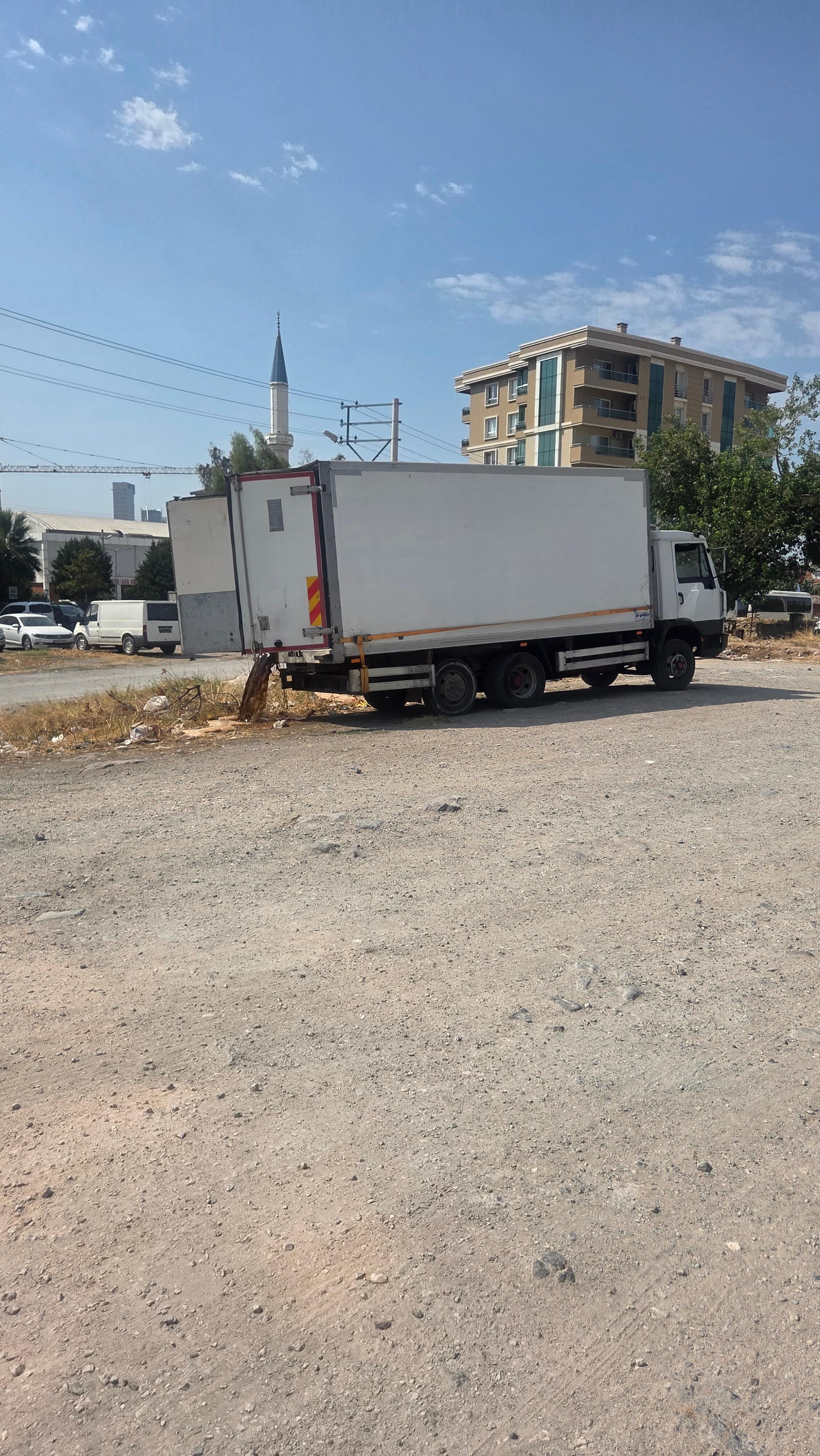 Bayraklı’da kamu alanına kaçak atık döken kişi, belediye ekiplerinin denetimi sırasında suçüstü yakalandı.