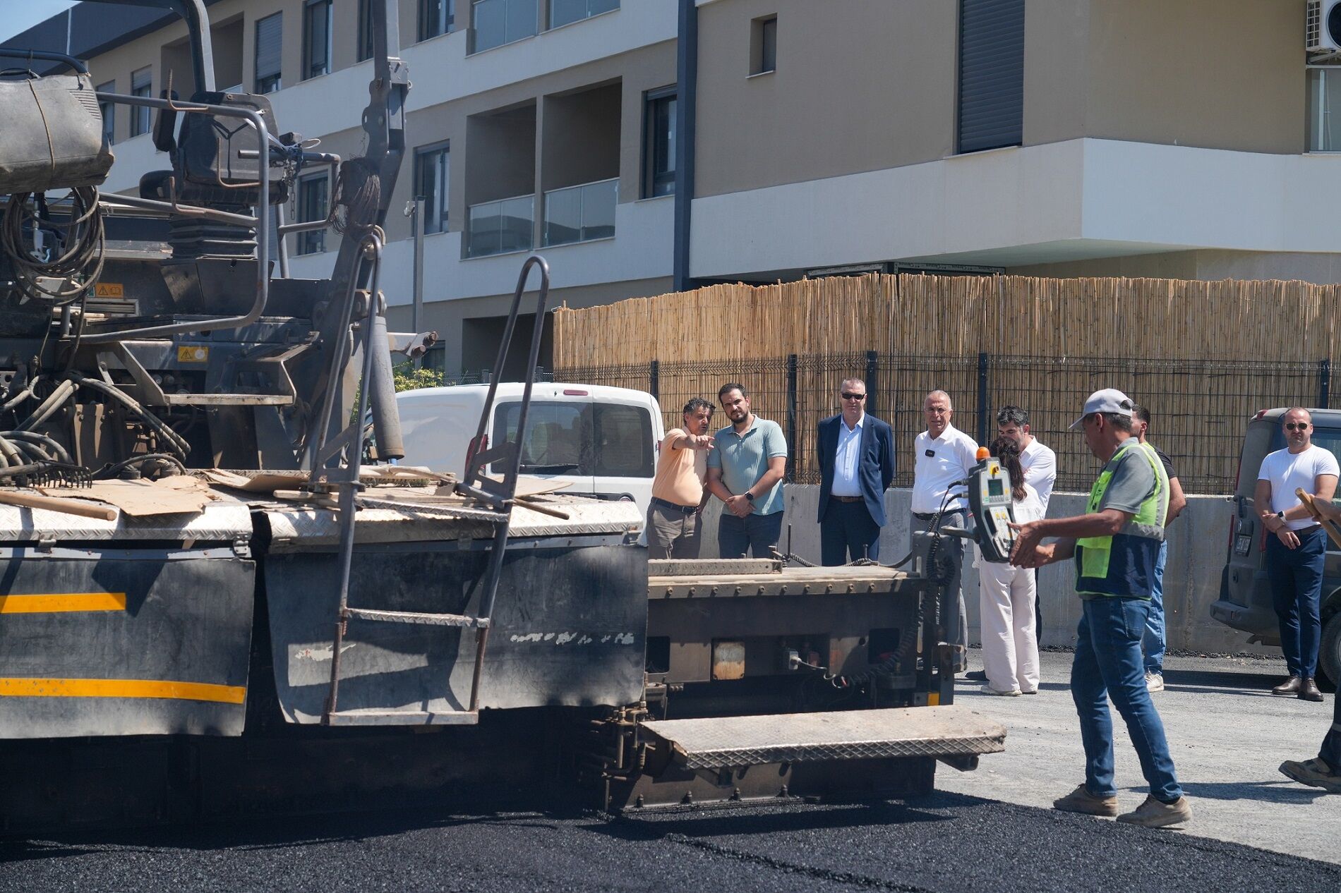 Gaziemir’de Asfaltlama Atağı 4 Bin 470 Ton Asfaltla Yollar Yenileniyor (2)