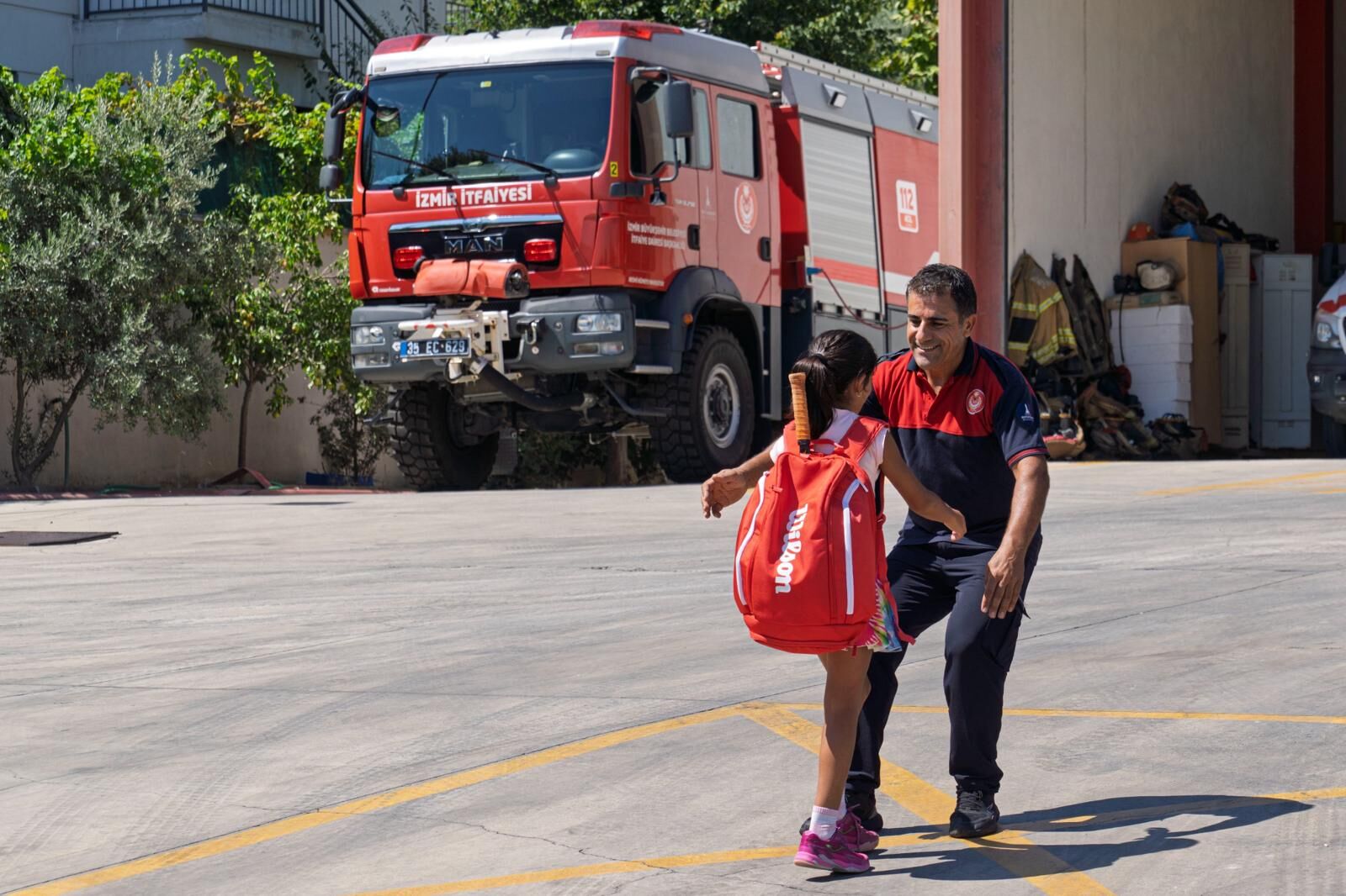 İzmir'de 20 Yıldır Hayat Kurtaran Itfaiyeci Ramazan Karakoç, Mesai Bitince Bu Kez 9 Yaşındaki Kızı Miray'ın En Büyük Destekçisi Oluyor (6)