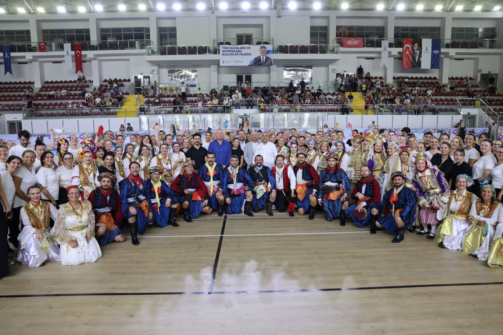 İzmir’de Balkan Rüzgarı! Final Gecesi Coştu (8)