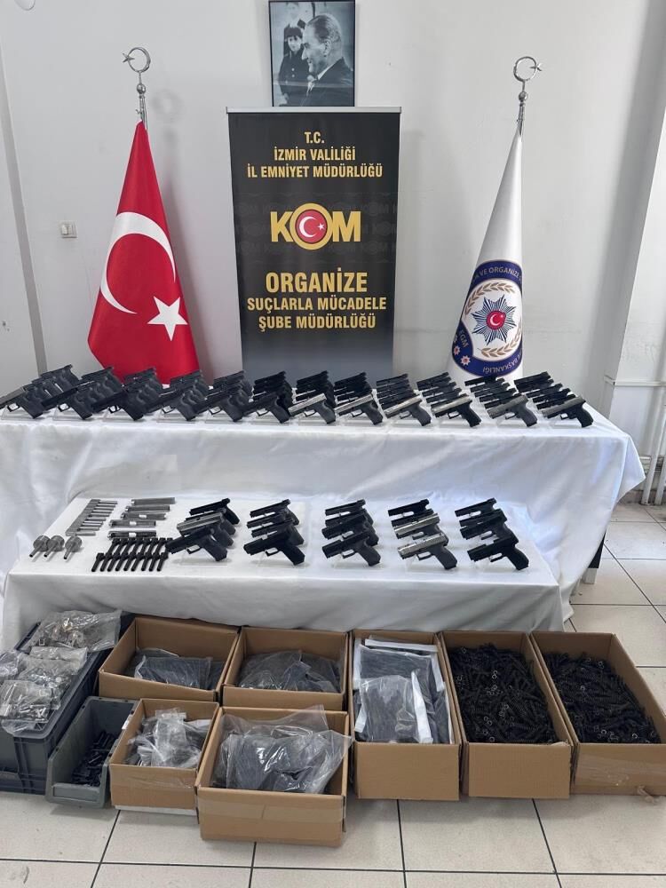 İzmir’de Düğmeye Basıldı 100 Tabanca Ele Geçirildi (2)