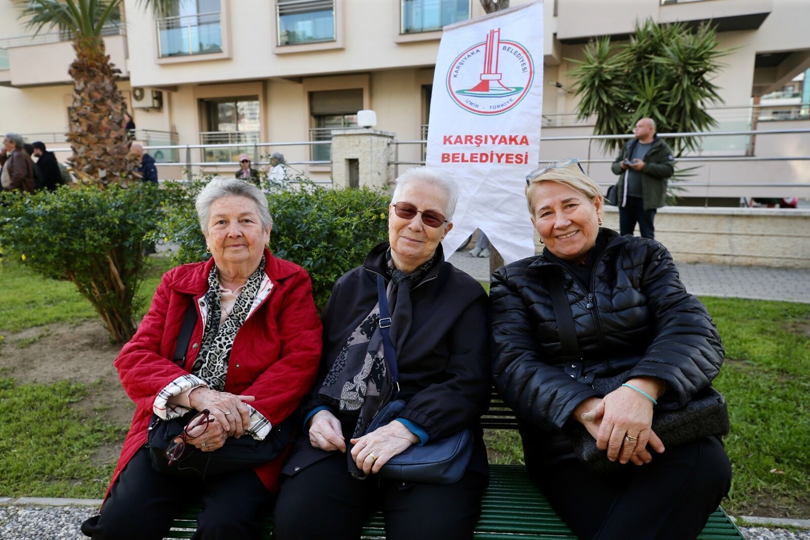Karşıyaka Belediyesi’nin Atakent’te Hizmete Açtığı Emekli Yaka, Yüzlerce Vatandaşı Ağırlayarak Ilçenin Yeni Buluşma Noktalarından Biri Oldu. (3)