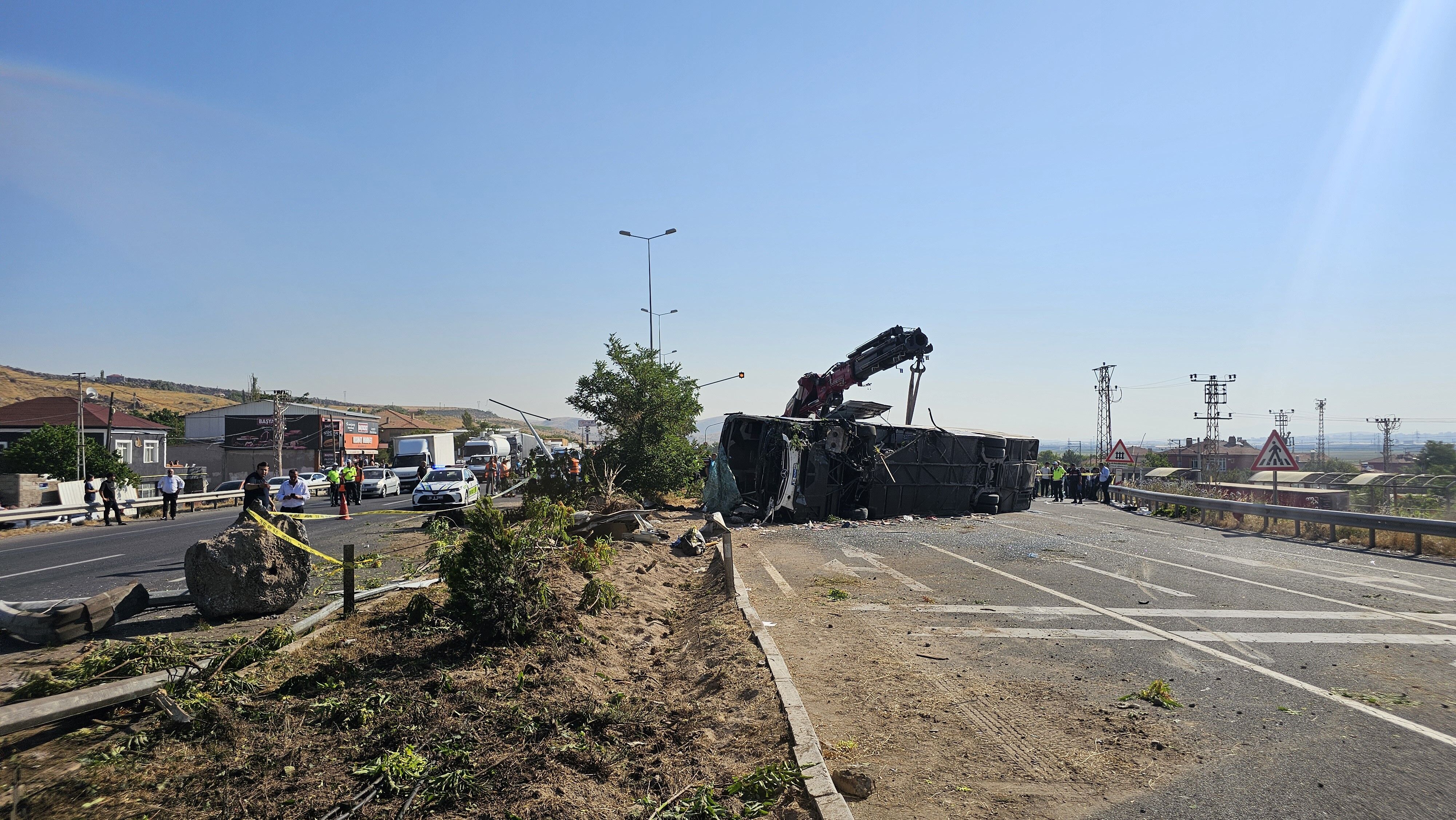 Kayseri'nin İncesu Ilçesinde Meydana Gelen Trafik Kazasında Yolcu Otobüsünün Devrilmesi Sonucu Çok Sayıda Kişi Yaralandı (4)