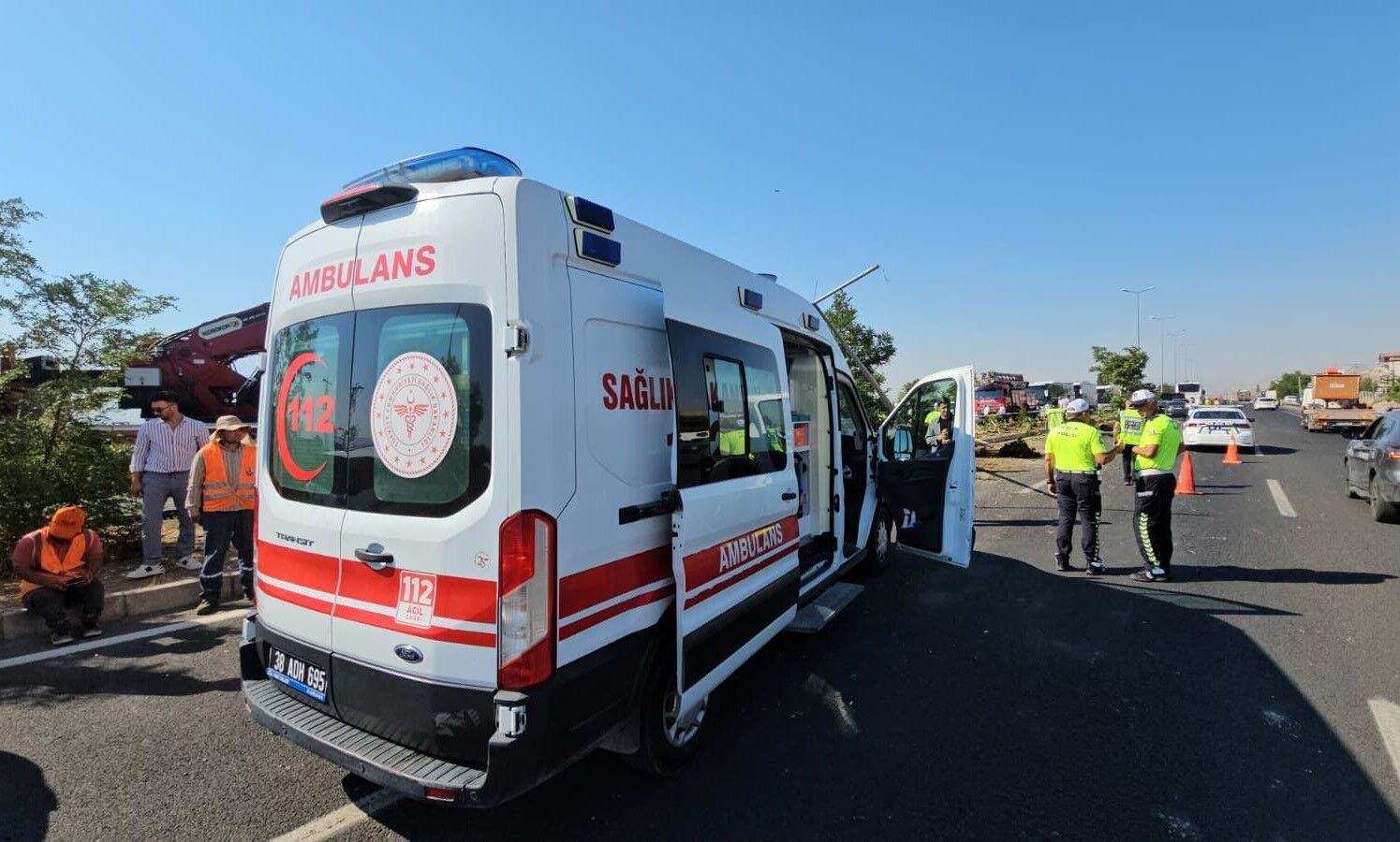 Kayseri'nin İncesu Ilçesinde Meydana Gelen Trafik Kazasında Yolcu Otobüsünün Devrilmesi Sonucu Çok Sayıda Kişi Yaralandı (6)