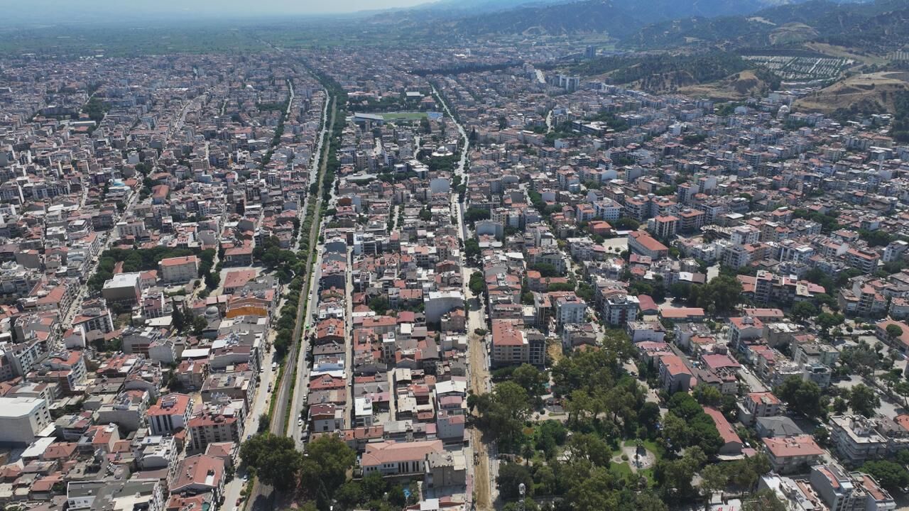 Manisa Büyükşehir Belediyesi, Salihli’de 4 Caddeyi Sıcak Asfaltla Yeniliyor (3)