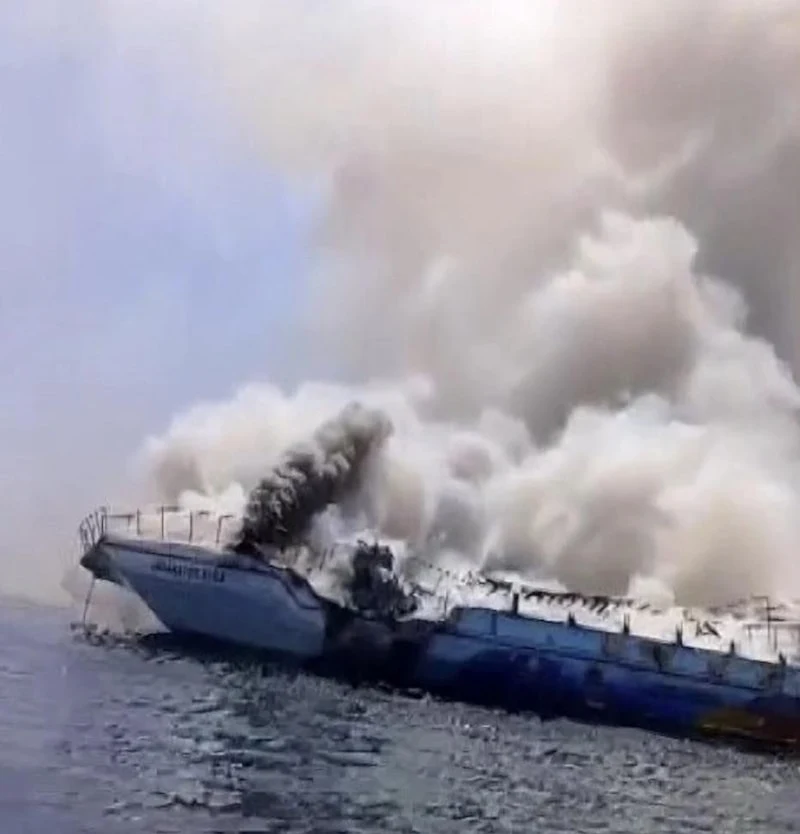 Muğla’nın Fethiye Ilçesi Açıklarında Sabah Saatlerinde Gezi Teknesinde Yangın Çıktı. (2)
