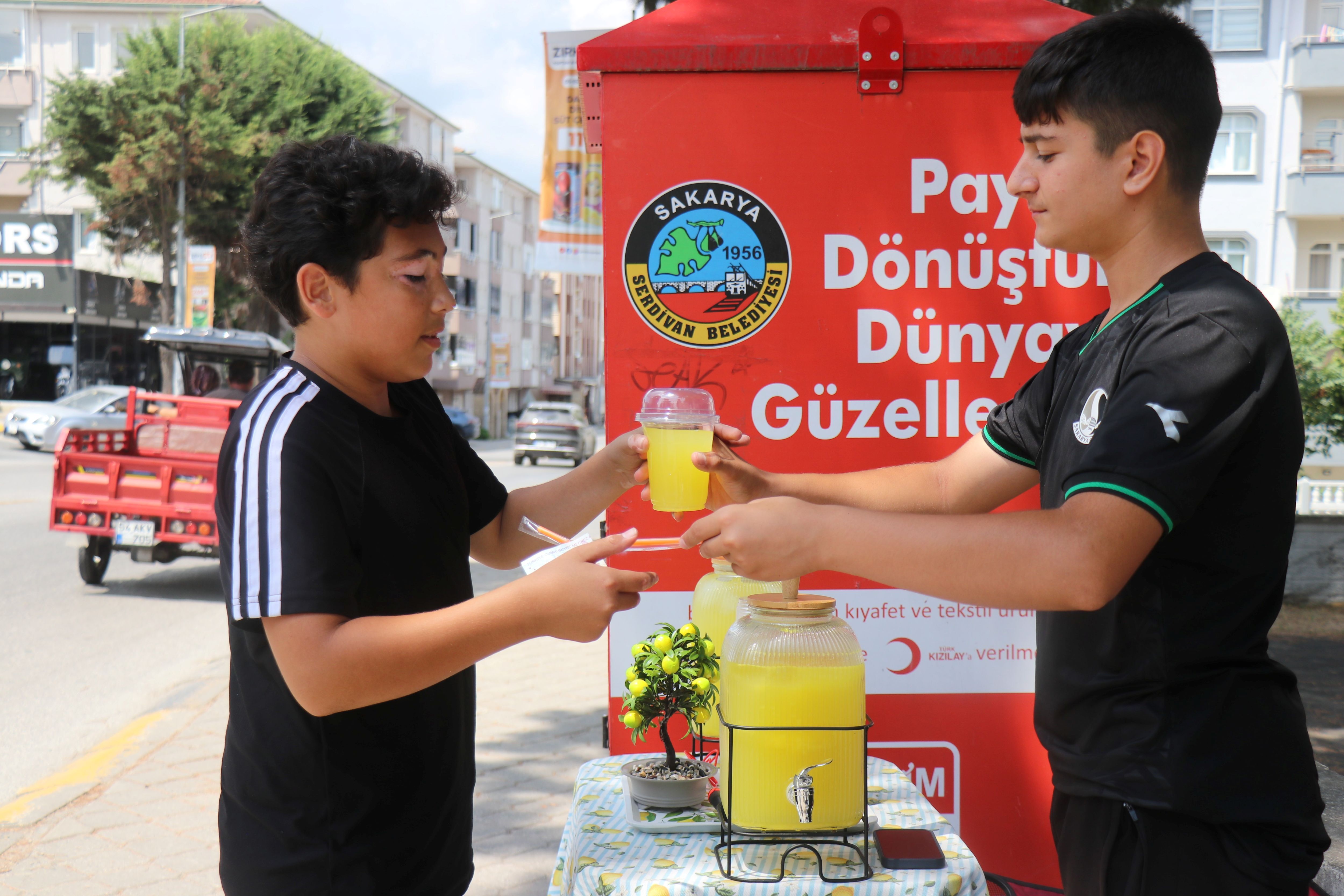 Sakarya’nın Serdivan Ilçesinde Yaz Tatilini Çalışarak Değerlendiren 14 Yaşındaki Buğra Koç, Limonata Satarak Günlük 3 Bin Lira, Ayda Ise 90 Bin Liraya Ulaşan Gelir Elde Ediyor. (4)