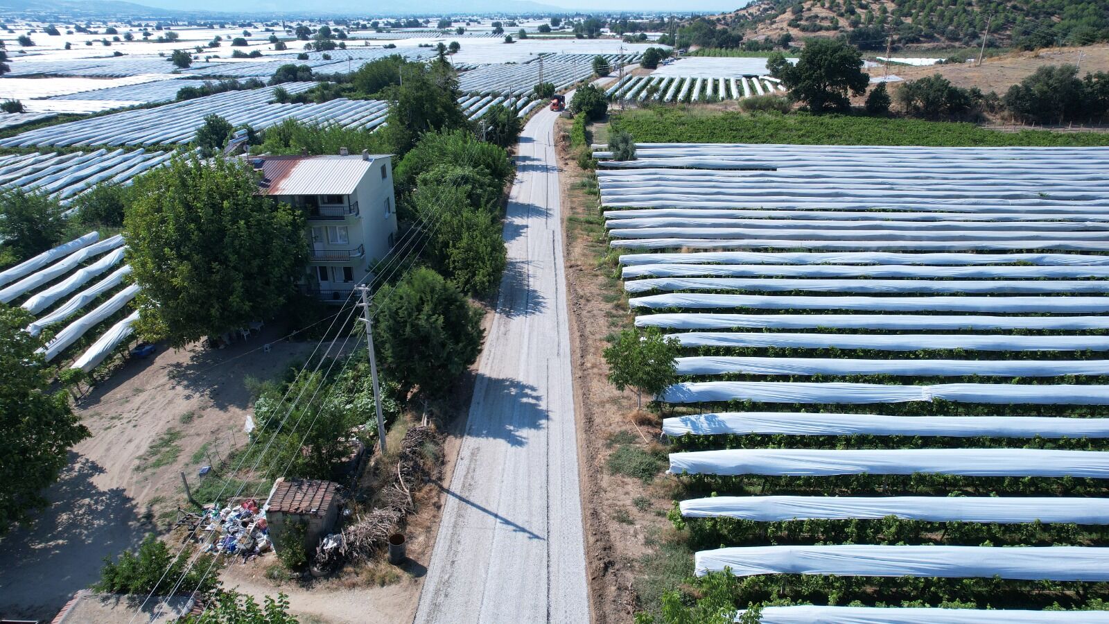 Sarıgöl’de Üzüm Hasadı Öncesi Üreticilerin Yolu Yenileniyor (1)