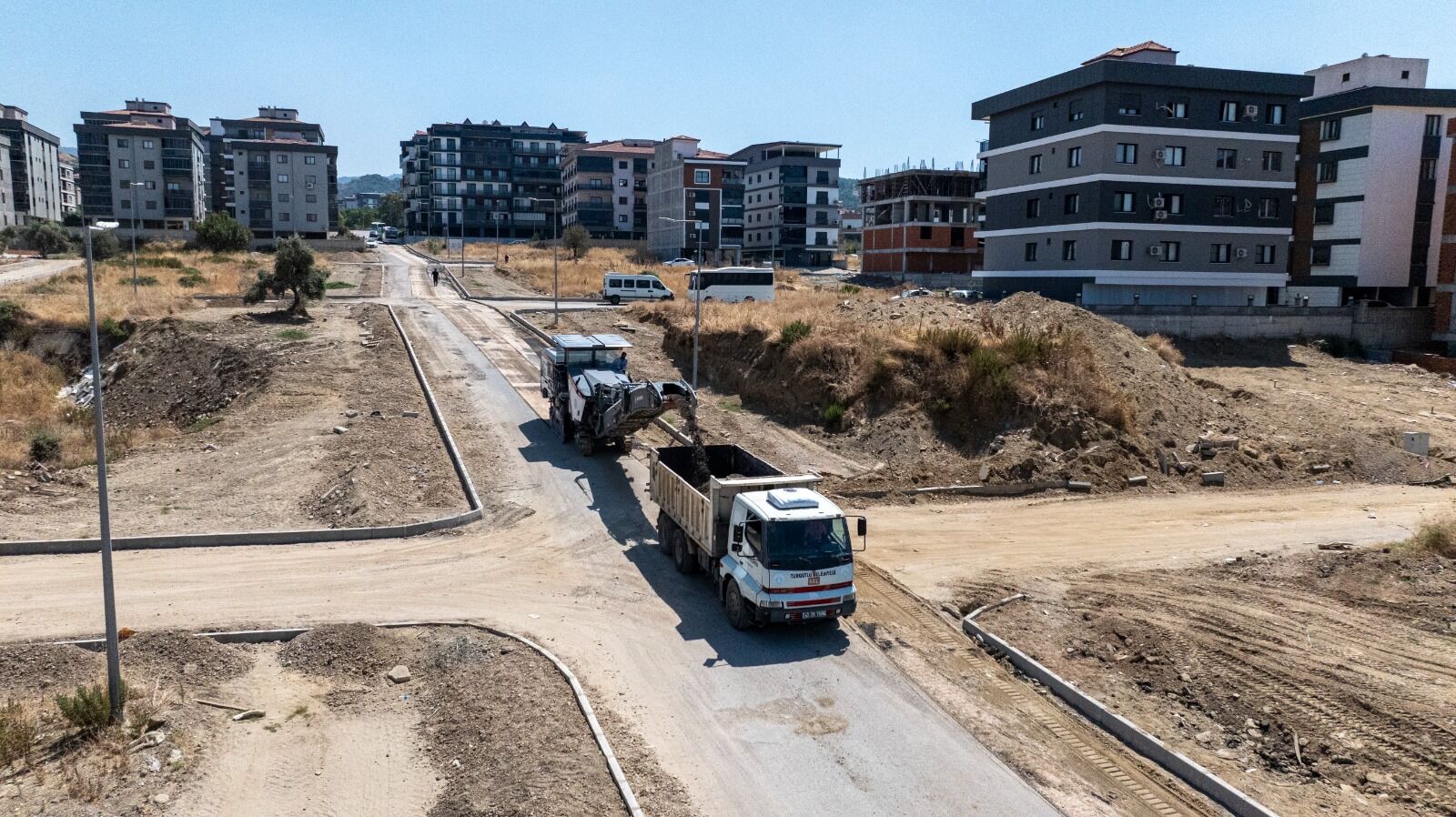 Turgutlu Ergenekon’da 4 Bin Ton Sıcak Asfalt Serimi Yapılıyor (10)