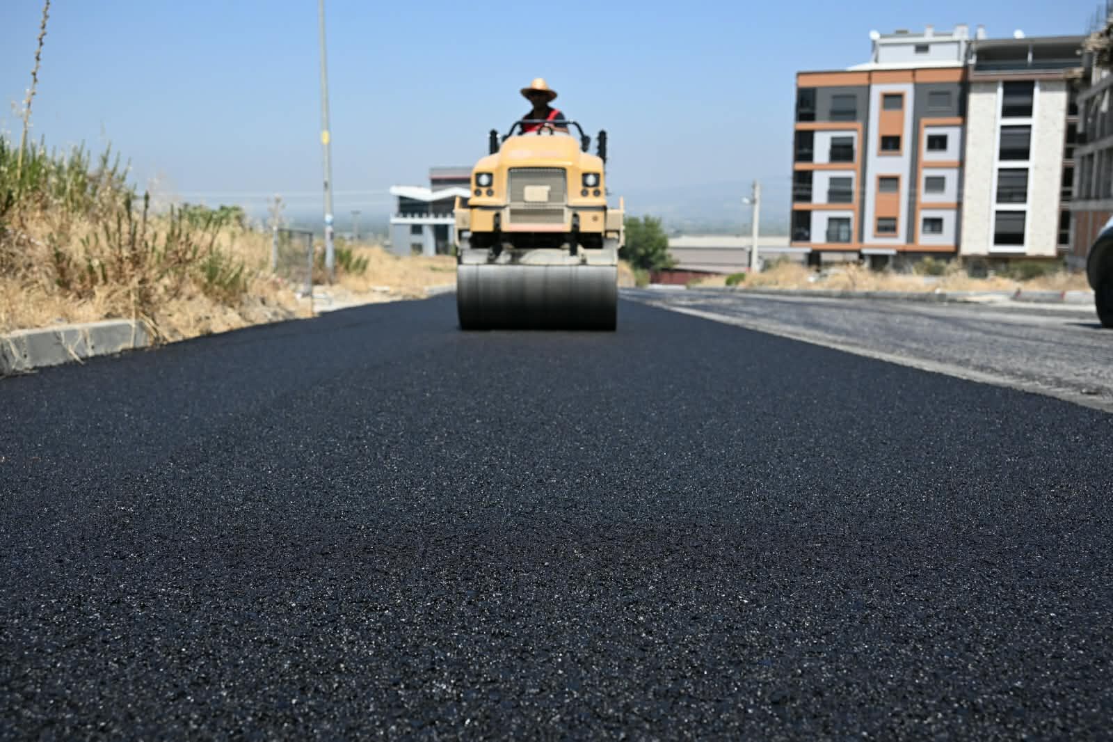 Turgutlu Ergenekon’da 4 Bin Ton Sıcak Asfalt Serimi Yapılıyor (3)
