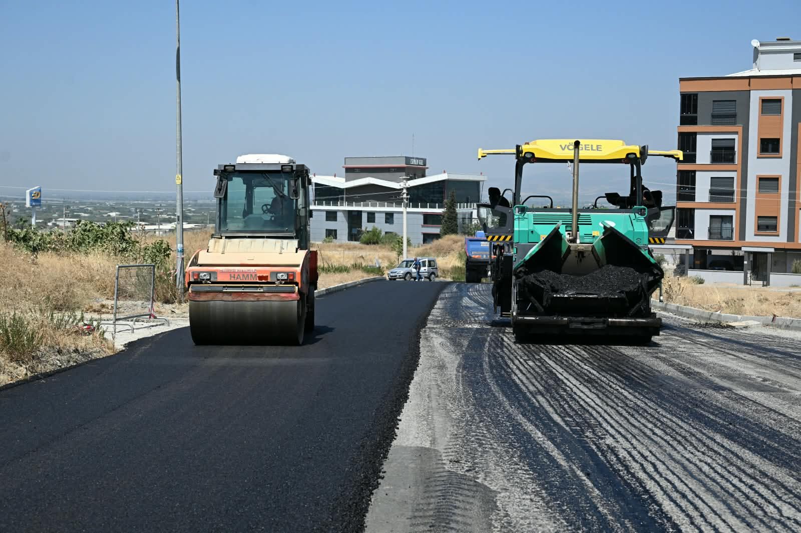Turgutlu Ergenekon’da 4 Bin Ton Sıcak Asfalt Serimi Yapılıyor (5)