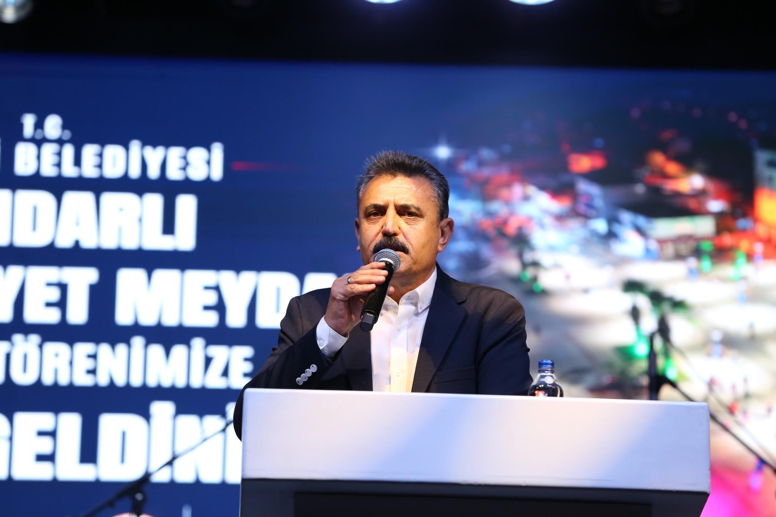 Dikili Belediyesi’nin Çandarlı’ya kazandırdığı Cumhuriyet Meydanı, binlerce kişinin katıldığı törenle hizmete açıldı. Gece ise Deniz Seki konseriyle renklendi.