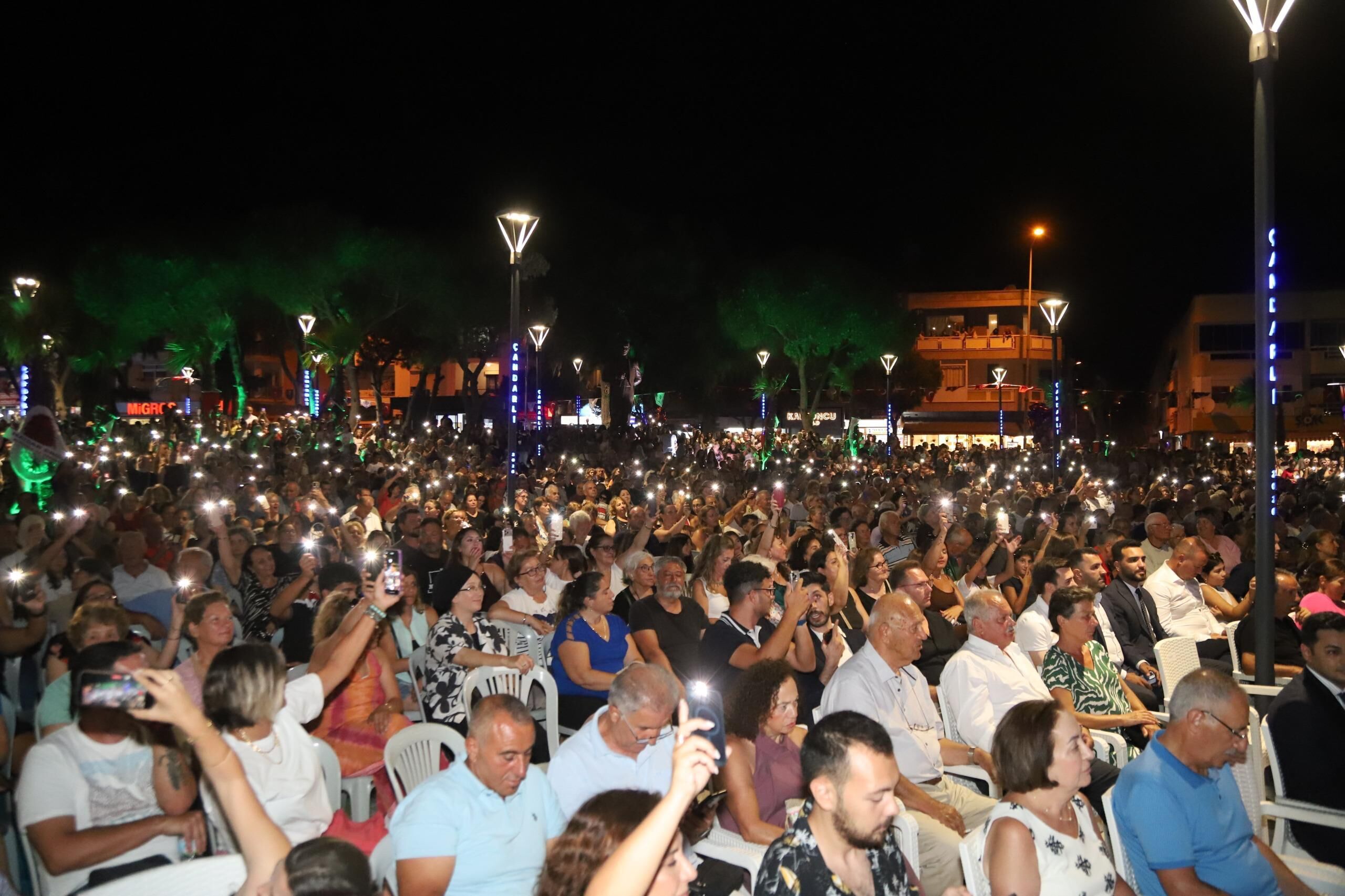 Dikili Belediyesi’nin Çandarlı’ya kazandırdığı Cumhuriyet Meydanı, binlerce kişinin katıldığı törenle hizmete açıldı. Gece ise Deniz Seki konseriyle renklendi.