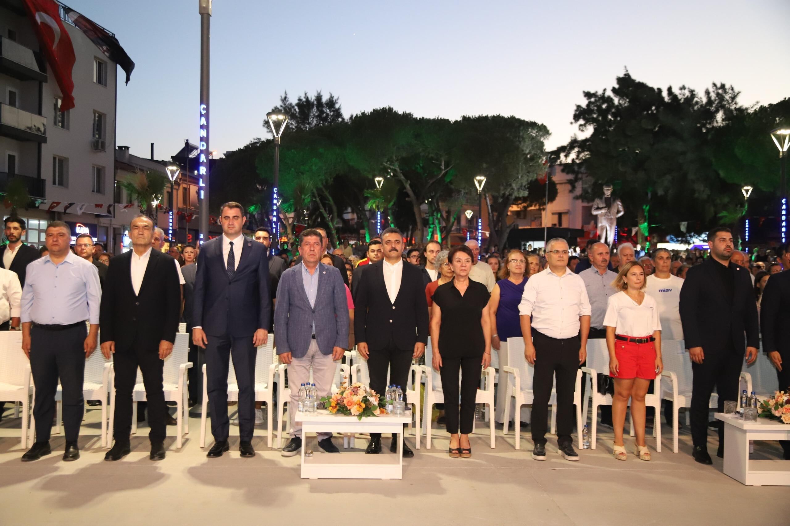 Dikili Belediyesi’nin Çandarlı’ya kazandırdığı Cumhuriyet Meydanı, binlerce kişinin katıldığı törenle hizmete açıldı. Gece ise Deniz Seki konseriyle renklendi.