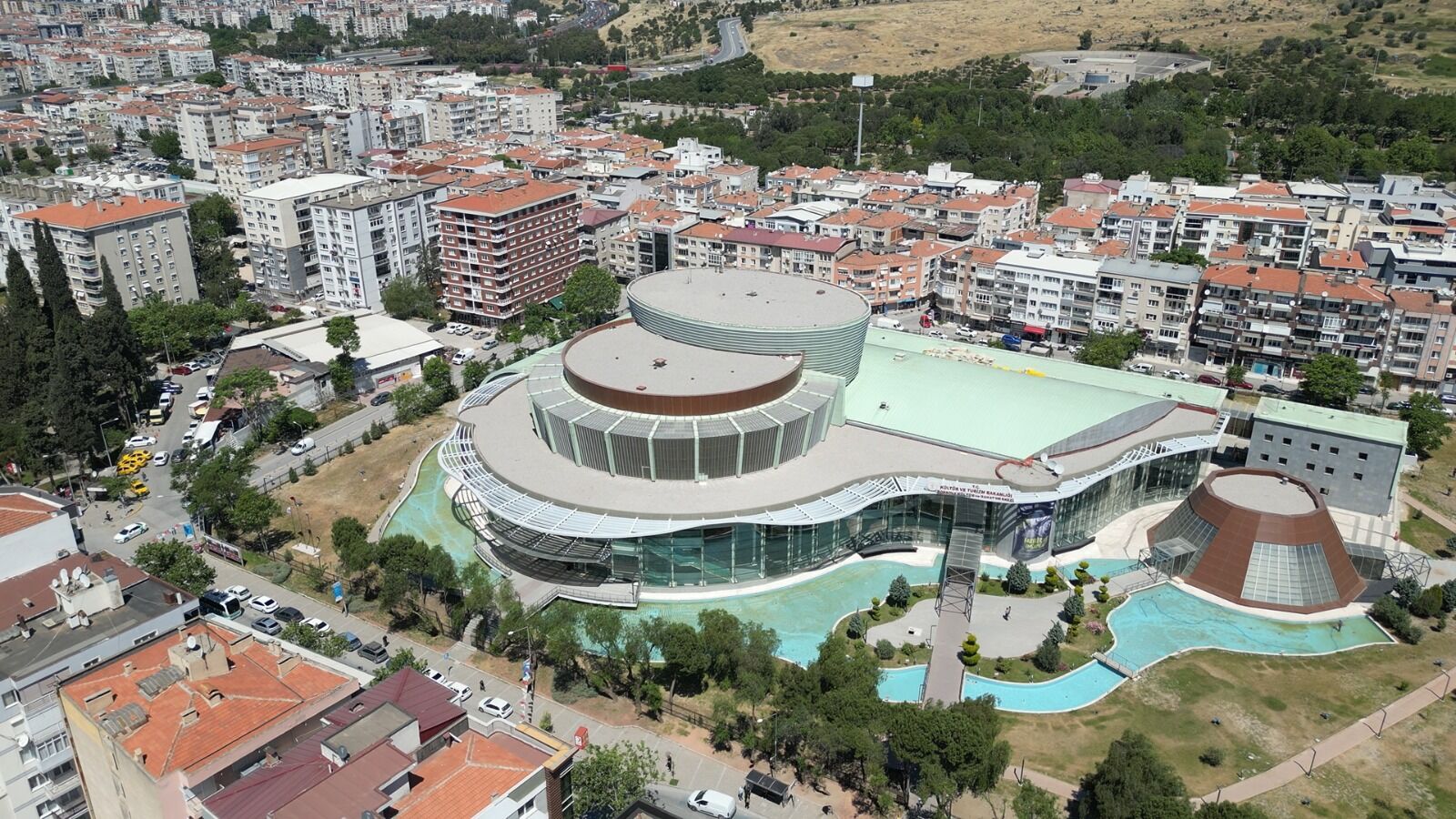 AK Parti İzmir İl Başkanı Bilal Saygılı, Bornova Kültür ve Sanat Merkezi’nin Türkiye’nin en büyük üçüncü kültür ve sanat merkezi olduğunu belirtti.