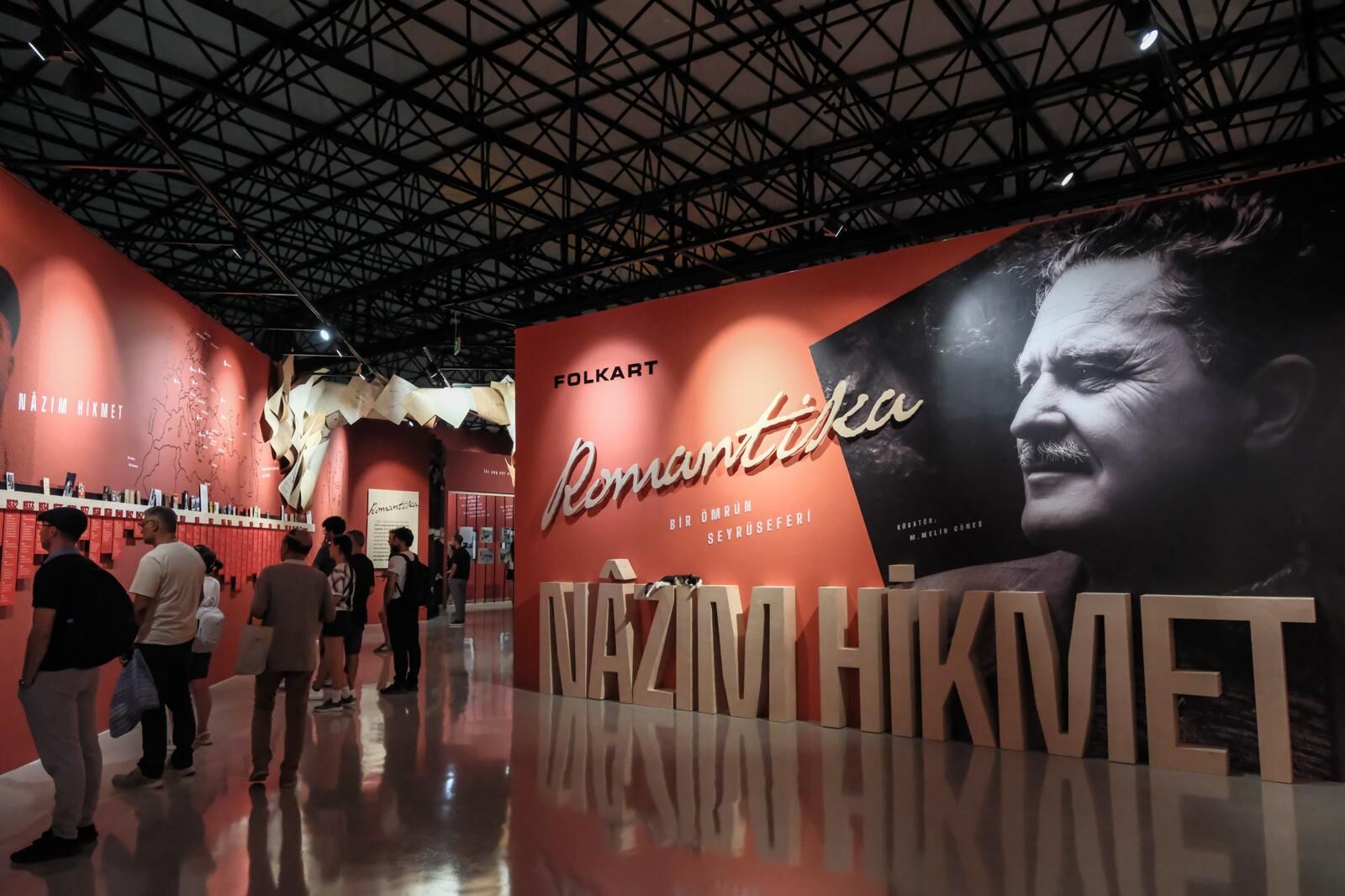 İzmir Enternasyonal Fuarı, bu yıl da kültür ve sanat etkinlikleriyle ziyaretçilerini ağırlıyor. Kültürpark’ın farklı noktalarında kurulan sergiler, fuara gelen İzmirliler ve konuklardan yoğun ilgi görüyor.
