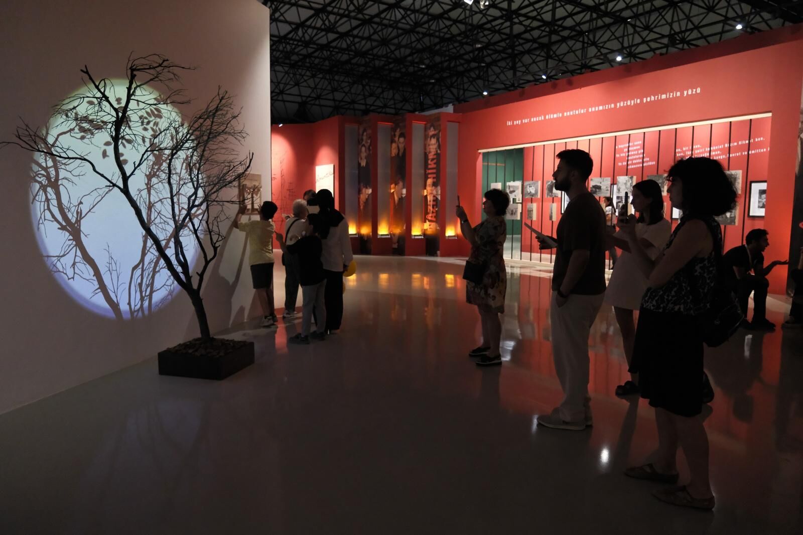 İzmir Enternasyonal Fuarı, bu yıl da kültür ve sanat etkinlikleriyle ziyaretçilerini ağırlıyor. Kültürpark’ın farklı noktalarında kurulan sergiler, fuara gelen İzmirliler ve konuklardan yoğun ilgi görüyor.
