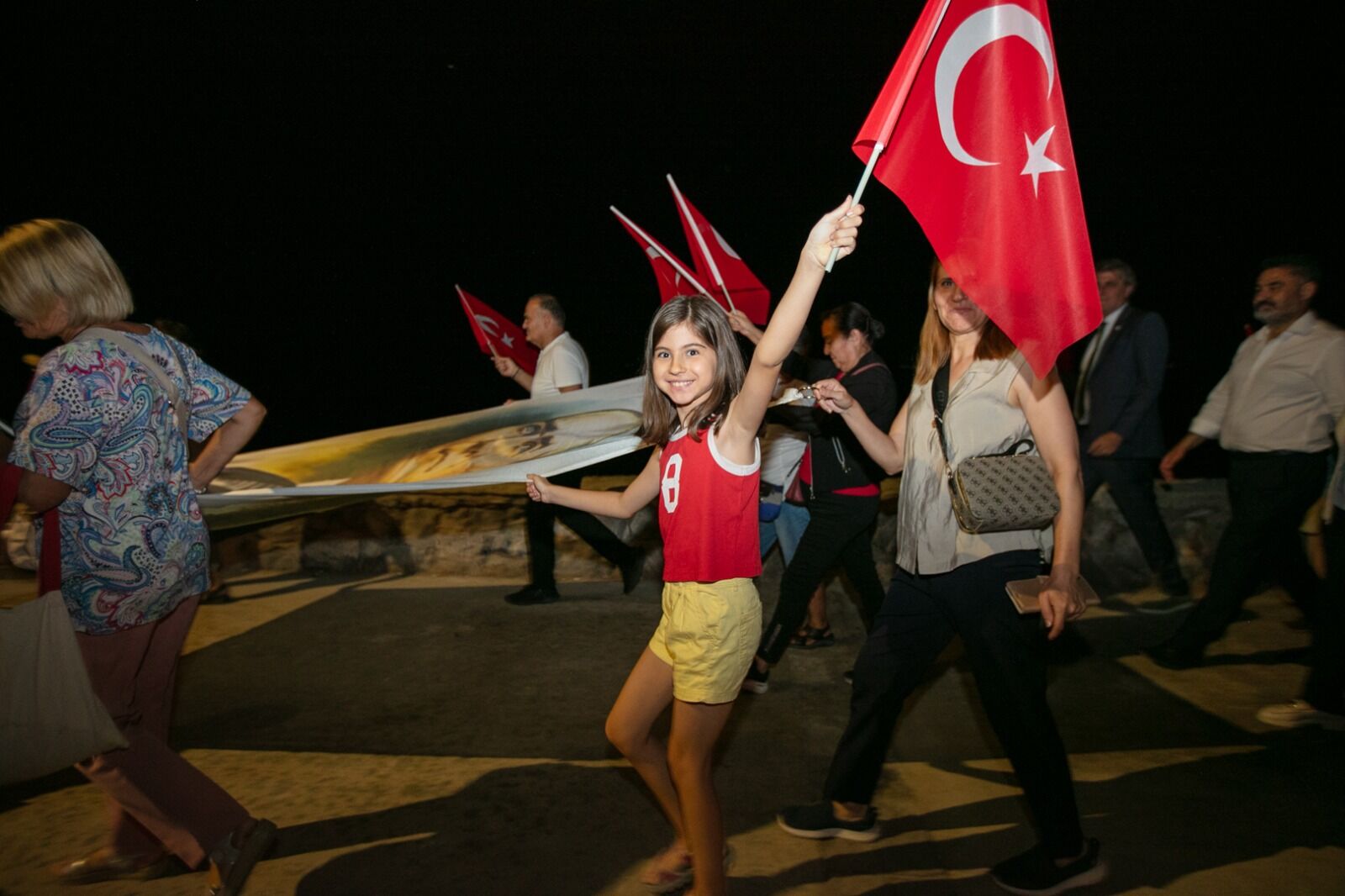 Güzelbahçe’nin kurtuluşunun 104. yılı, fener alayı, gösteriler ve İzmir Pop Orkestrası konseriyle kutlandı.