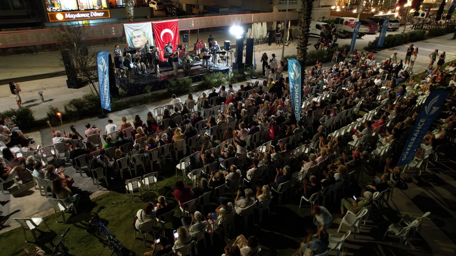 Güzelbahçe’nin kurtuluşunun 104. yılı, fener alayı, gösteriler ve İzmir Pop Orkestrası konseriyle kutlandı.