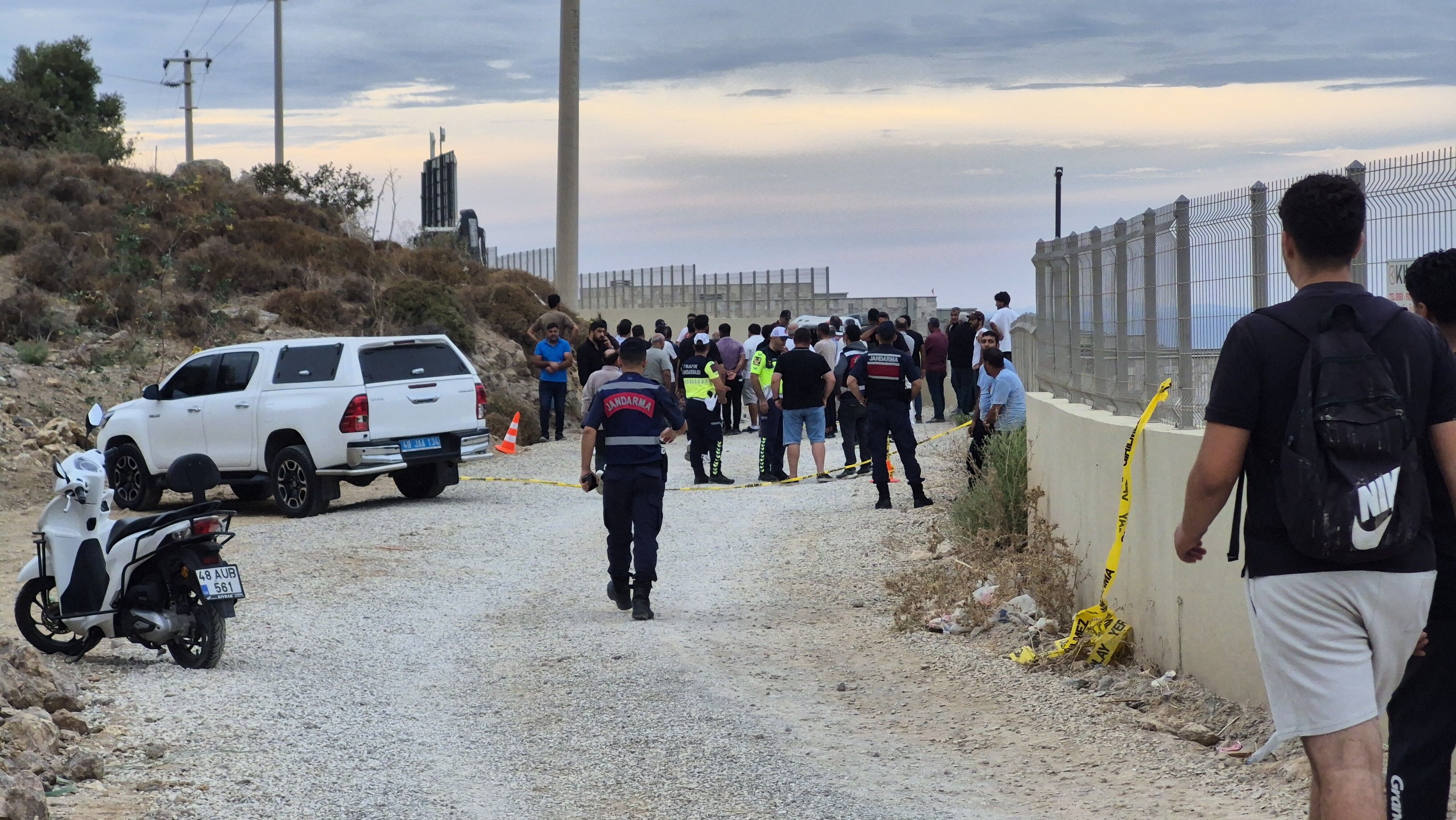 15 Yaşındaki Sürücü Kamyonetin Altında Hayatını Kaybetti