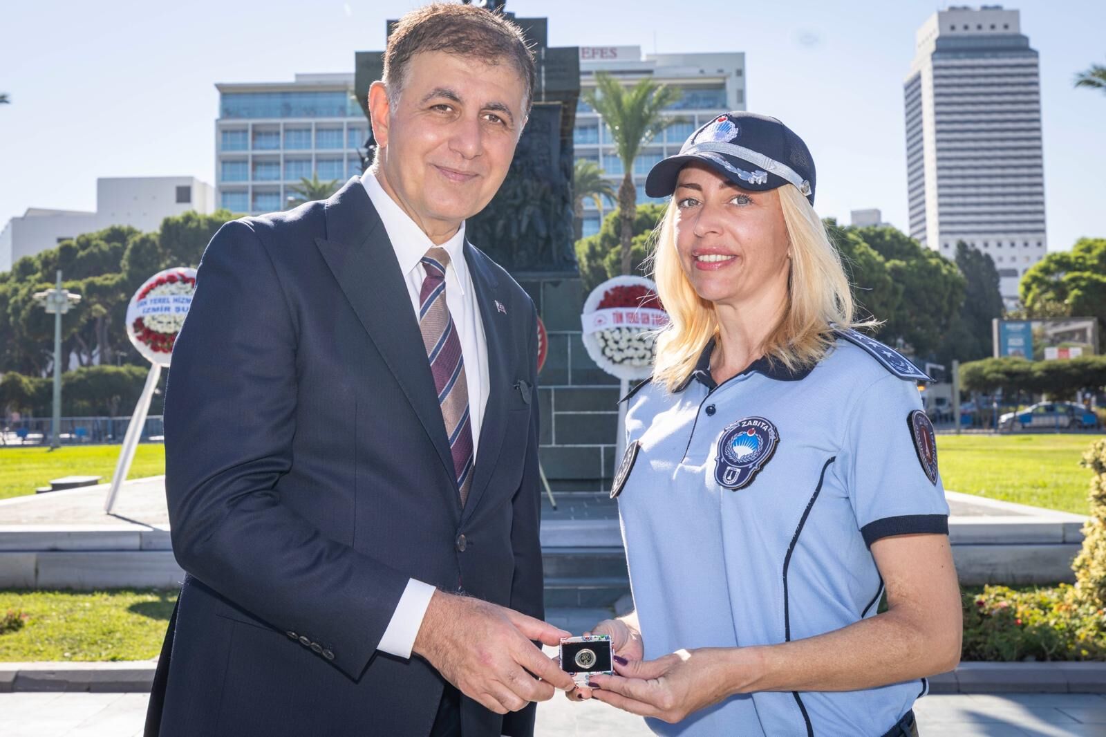 İzmir Büyükşehir Belediye Başkanı Dr. Cemil Tugay, Zabıta Teşkilatı’nın 200’üncü kuruluş yıl dönümü kapsamında düzenlenen törende zabıta personeliyle bir araya geldi.