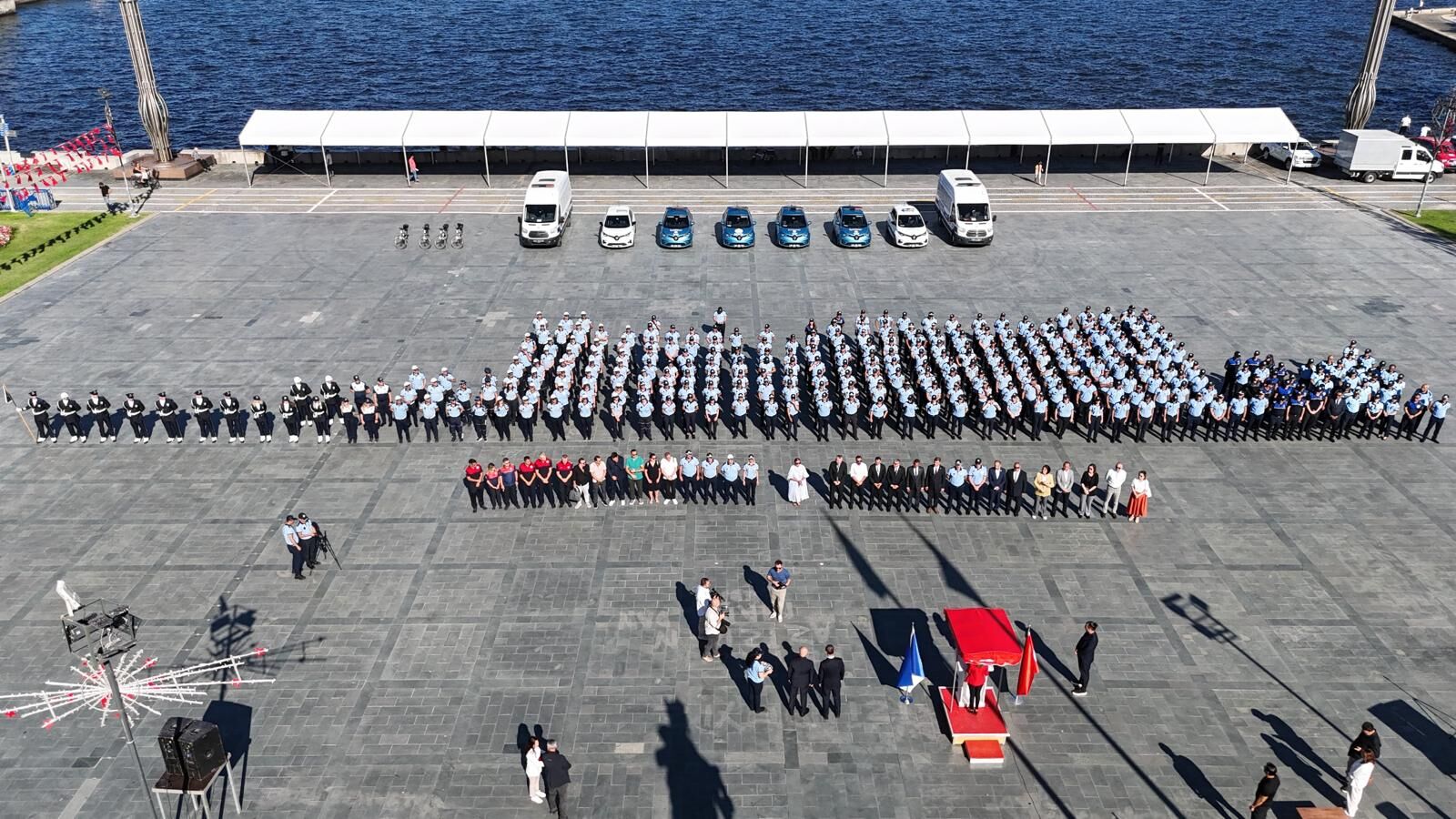 İzmir Büyükşehir Belediye Başkanı Dr. Cemil Tugay, Zabıta Teşkilatı’nın 200’üncü kuruluş yıl dönümü kapsamında düzenlenen törende zabıta personeliyle bir araya geldi.