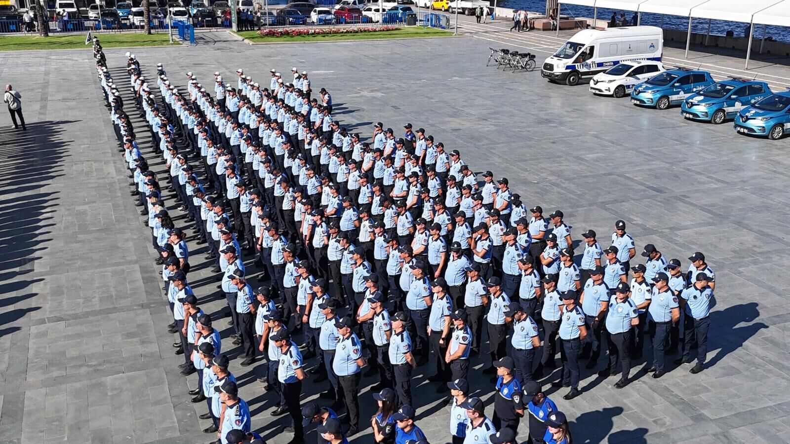 İzmir Büyükşehir Belediye Başkanı Dr. Cemil Tugay, Zabıta Teşkilatı’nın 200’üncü kuruluş yıl dönümü kapsamında düzenlenen törende zabıta personeliyle bir araya geldi.
