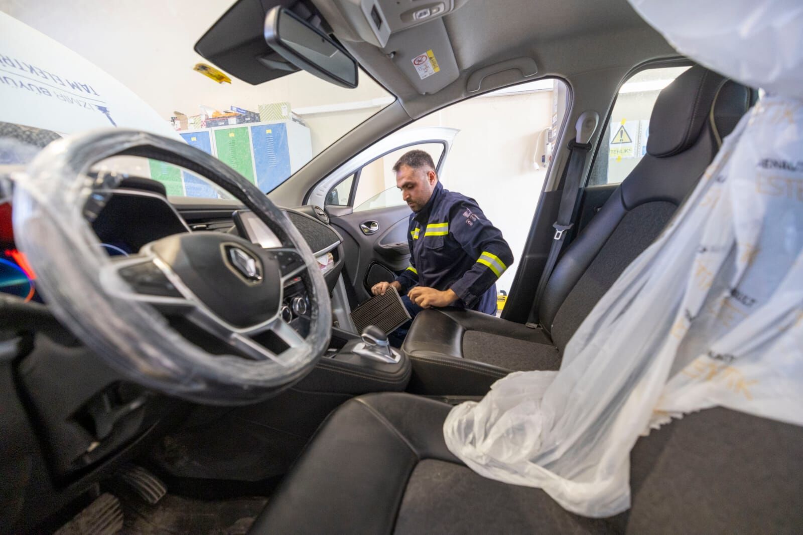 İzmir Büyükşehir Belediyesi’nin 100 elektrikli aracı 7,5 milyon kilometre yol kat ederken, yakıt maliyetinde yüzde 81 tasarruf sağlandı.