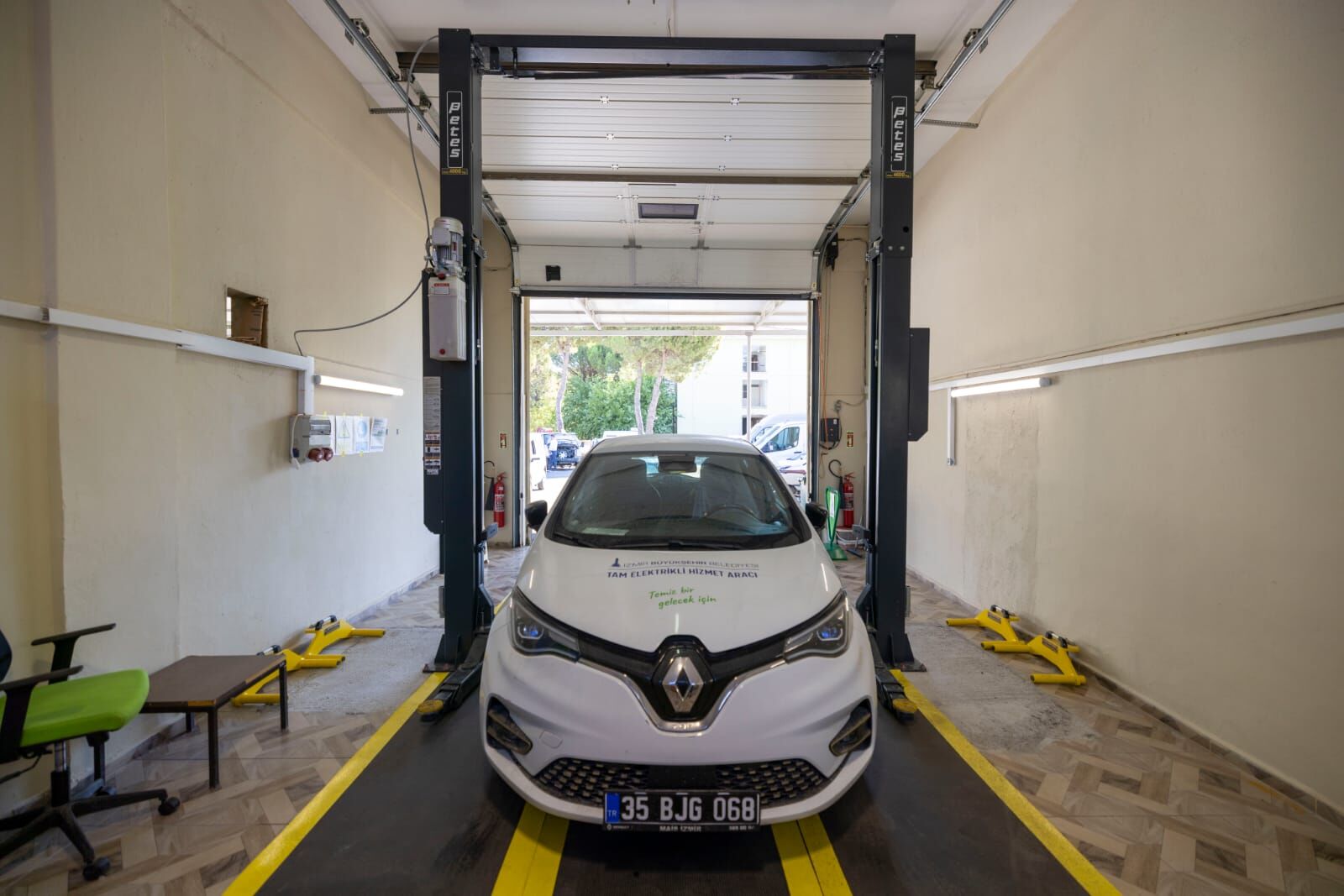 İzmir Büyükşehir Belediyesi’nin 100 elektrikli aracı 7,5 milyon kilometre yol kat ederken, yakıt maliyetinde yüzde 81 tasarruf sağlandı.