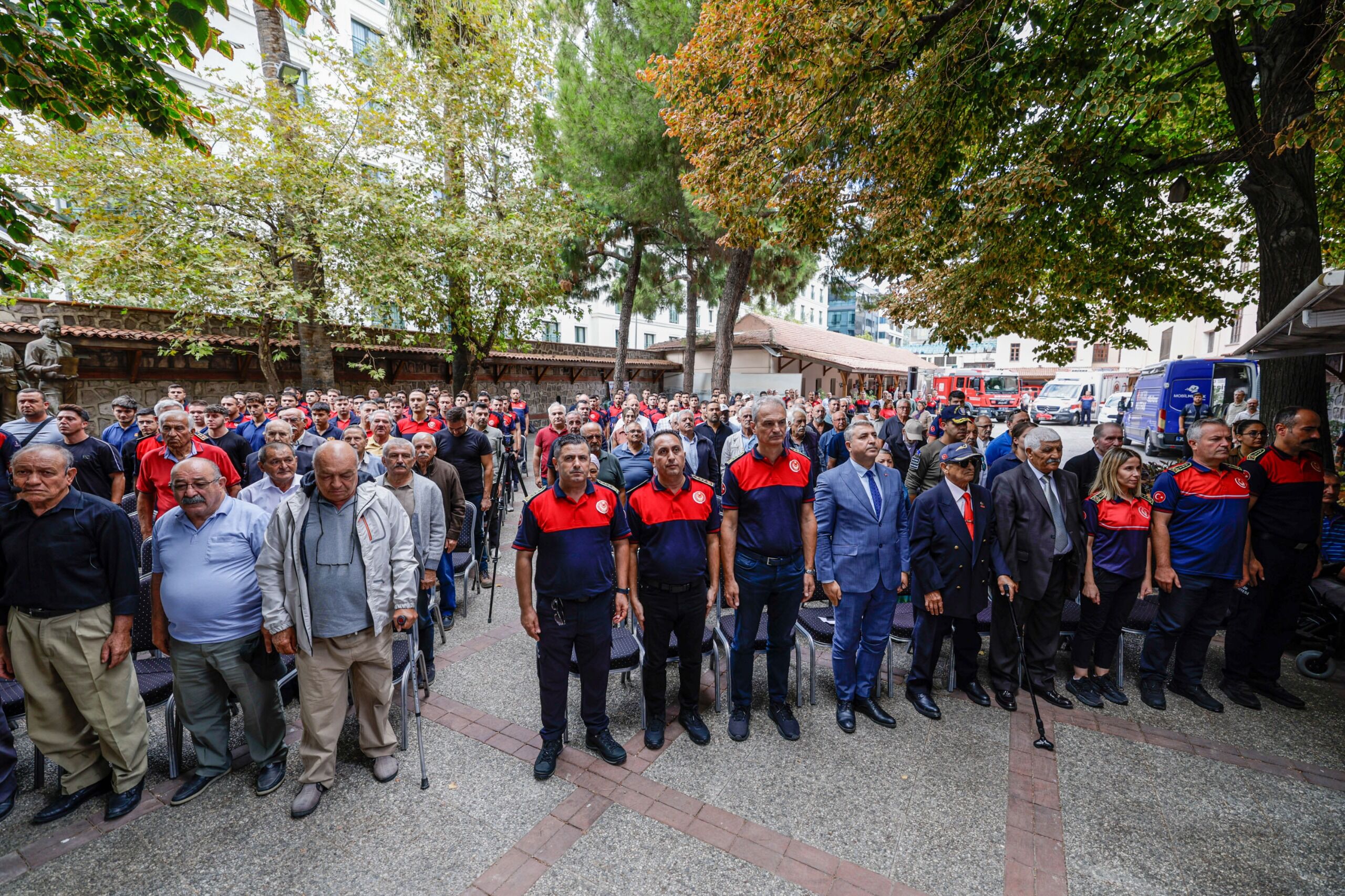 İzmir İtfaiyesi’nin düzenlediği “Bir Ömür İtfaiye” söyleşisi, emekli ve görevdeki itfaiyecileri bir araya getirdi.