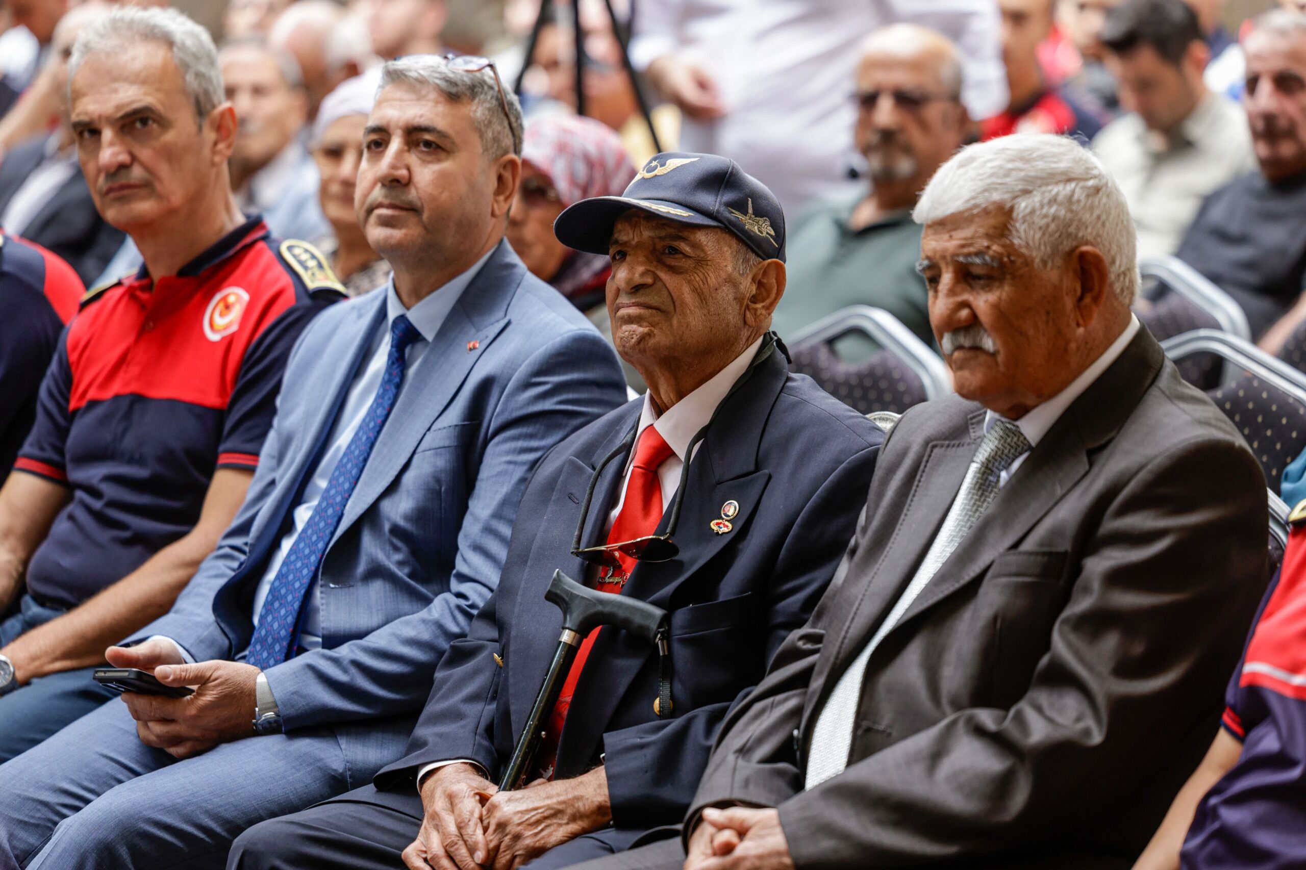 24İzmir İtfaiyesi’nin düzenlediği “Bir Ömür İtfaiye” söyleşisi, emekli ve görevdeki itfaiyecileri bir araya getirdi.