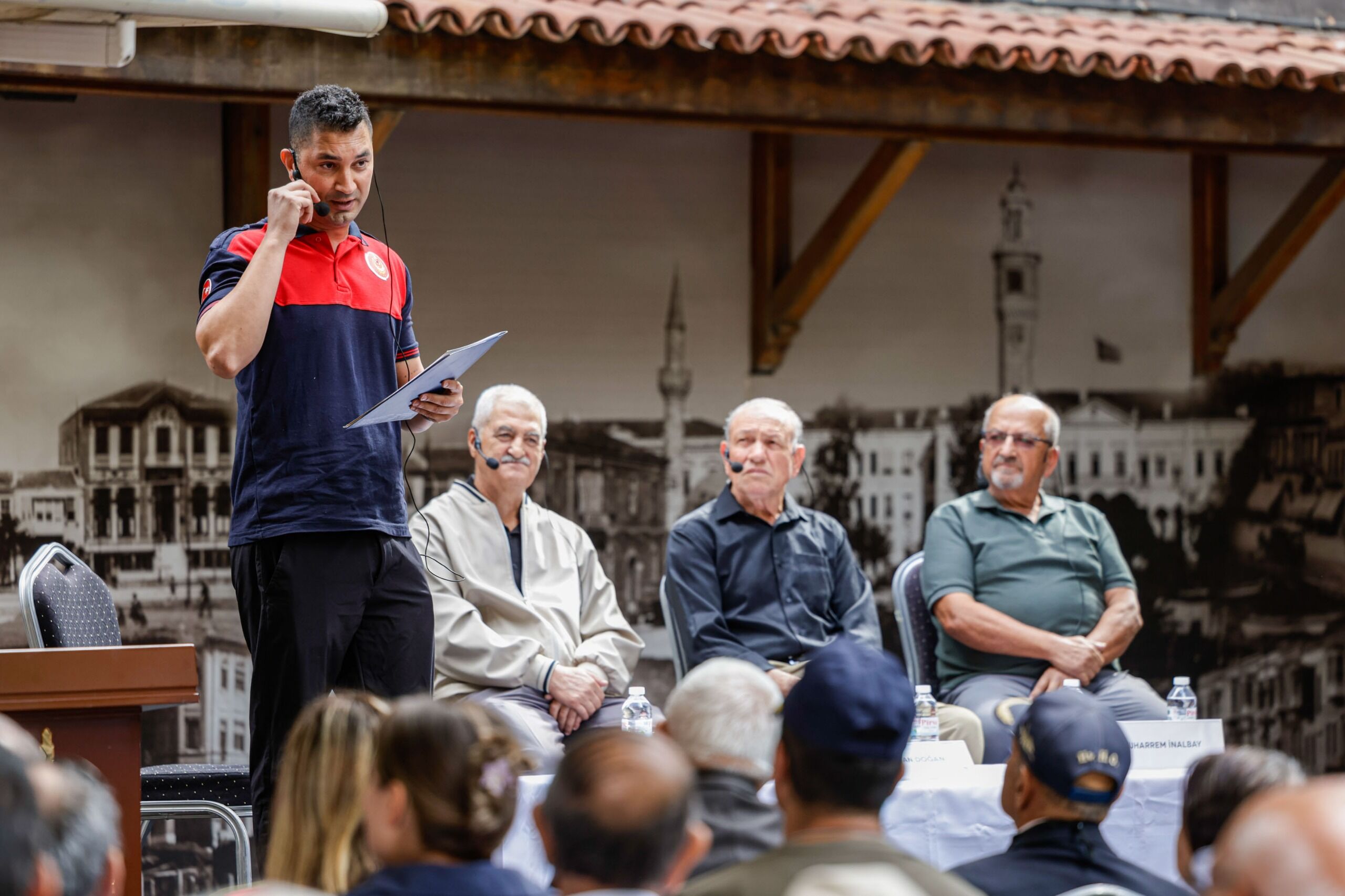 İzmir İtfaiyesi’nin düzenlediği “Bir Ömür İtfaiye” söyleşisi, emekli ve görevdeki itfaiyecileri bir araya getirdi.