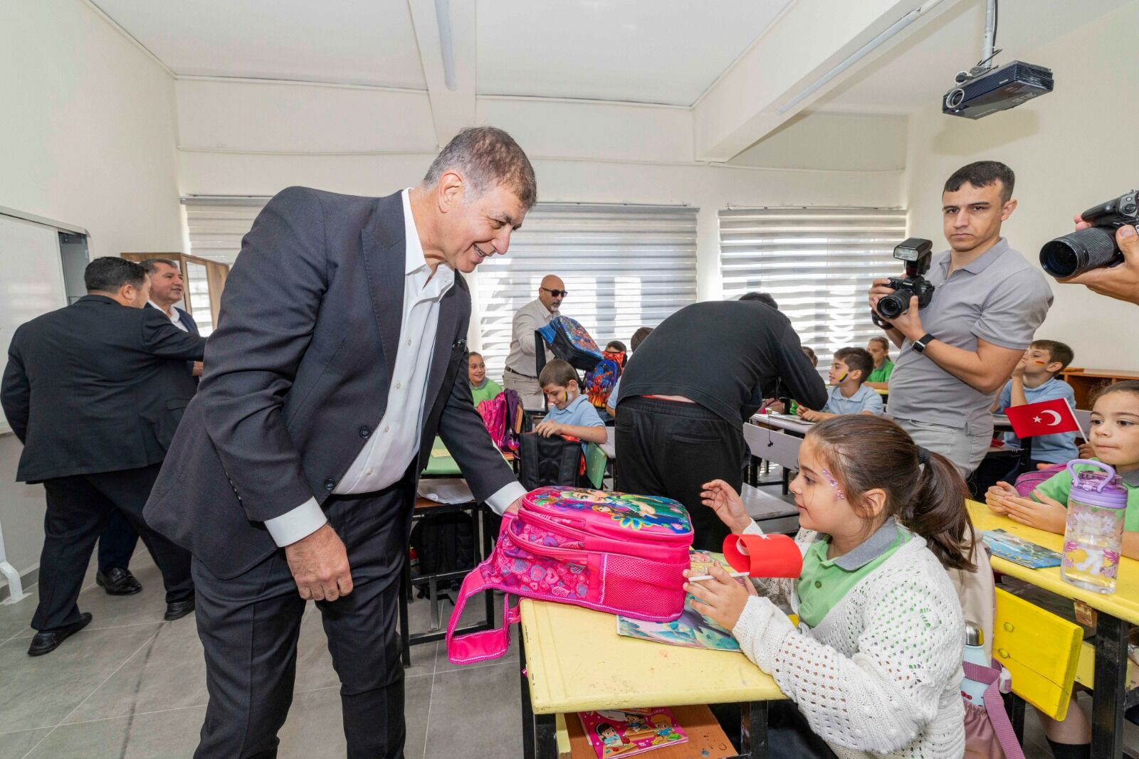 İzmir Büyükşehir Belediyesi, Bayındır Kızıloba İlkokulu’nda kapsamlı bakım ve yenileme çalışması yaptı.