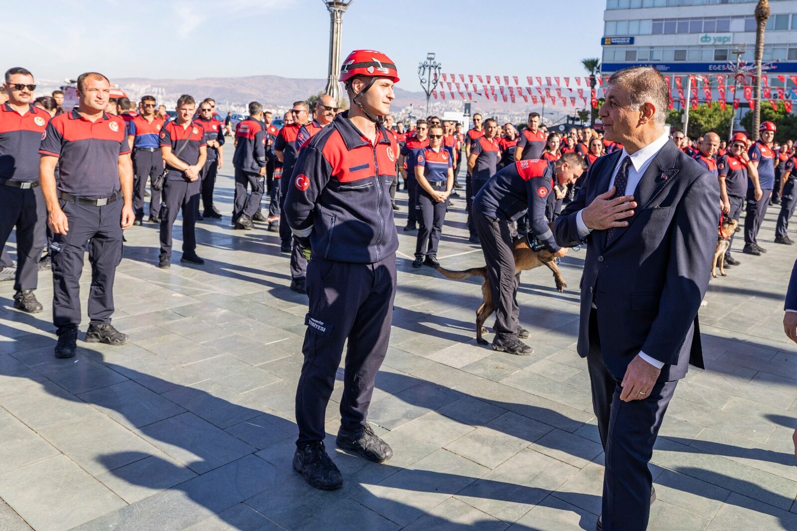 İzmir Büyükşehir Belediye Başkanı Cemil Tugay, itfaiye teşkilatının belediyelere devrinin 103. yılı dolayısıyla düzenlenen törende itfaiyecilere seslendi: “İzmir size güveniyor.”