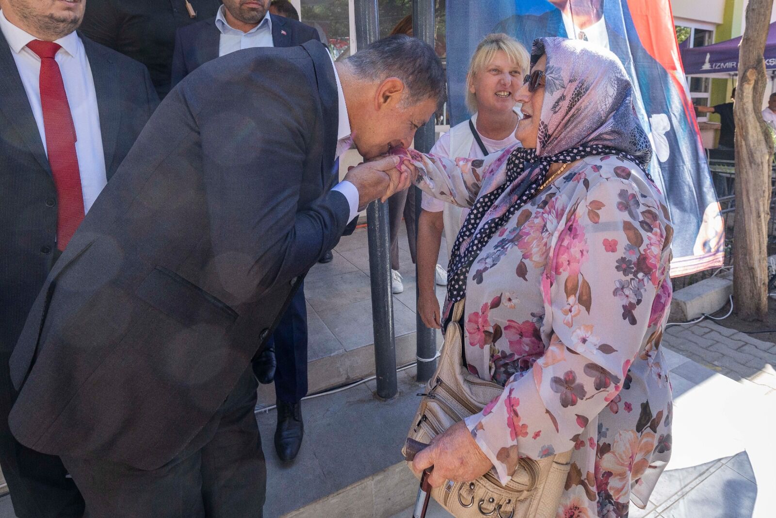 İzmir Büyükşehir Belediyesi, Bayındır Kızıloba İlkokulu’nda kapsamlı bakım ve yenileme çalışması yaptı.