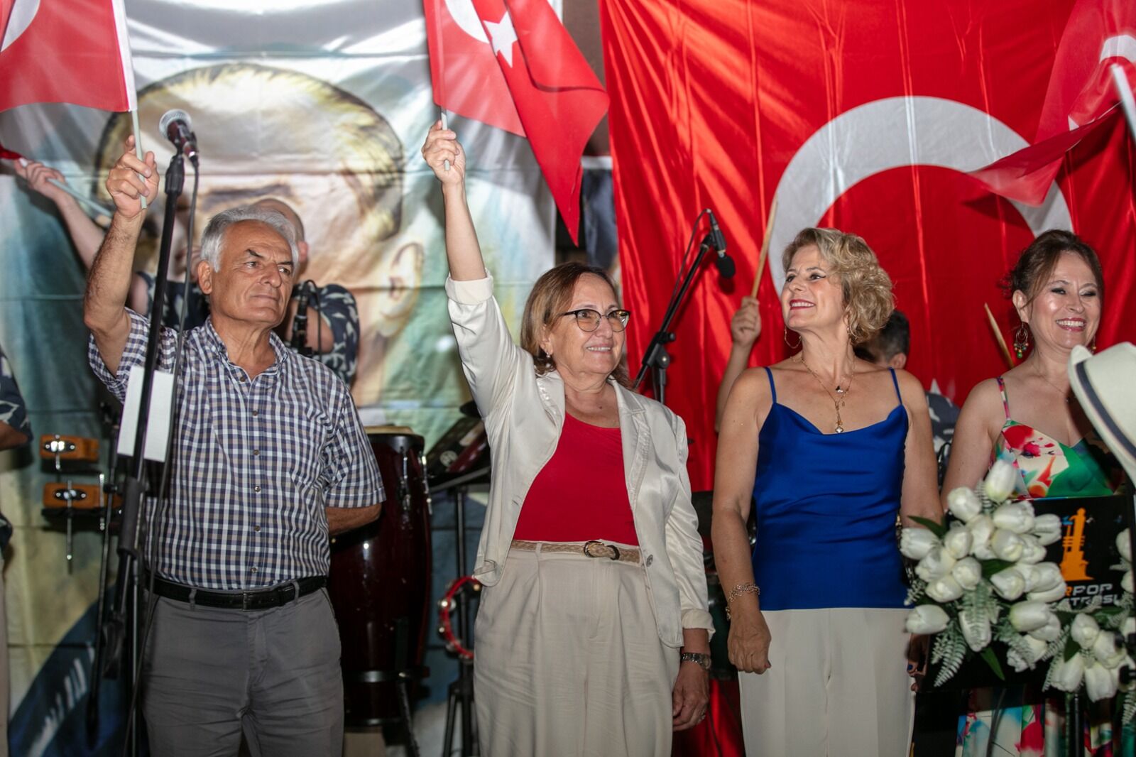 Güzelbahçe’nin kurtuluşunun 104. yılı, fener alayı, gösteriler ve İzmir Pop Orkestrası konseriyle kutlandı.