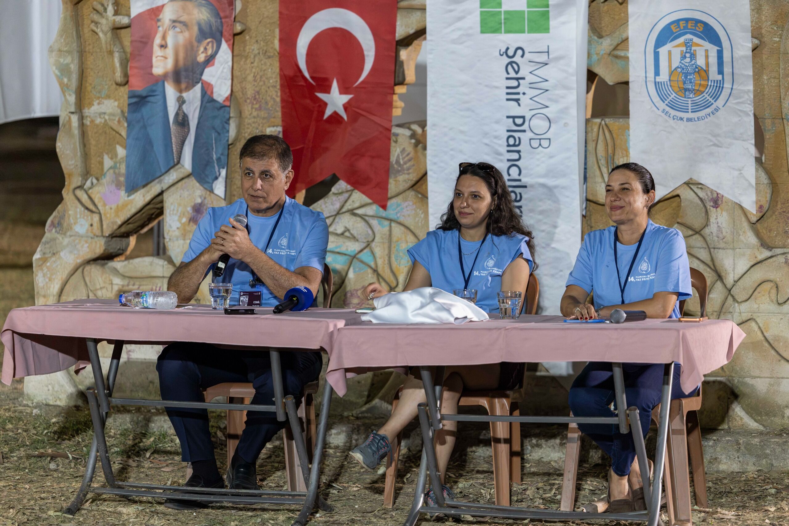 İzmir Büyükşehir Belediye Başkanı Dr. Cemil Tugay, şehir plancılığı öğrencileriyle buluşarak kentin geleceğine ilişkin değerlendirmelerde bulundu.
