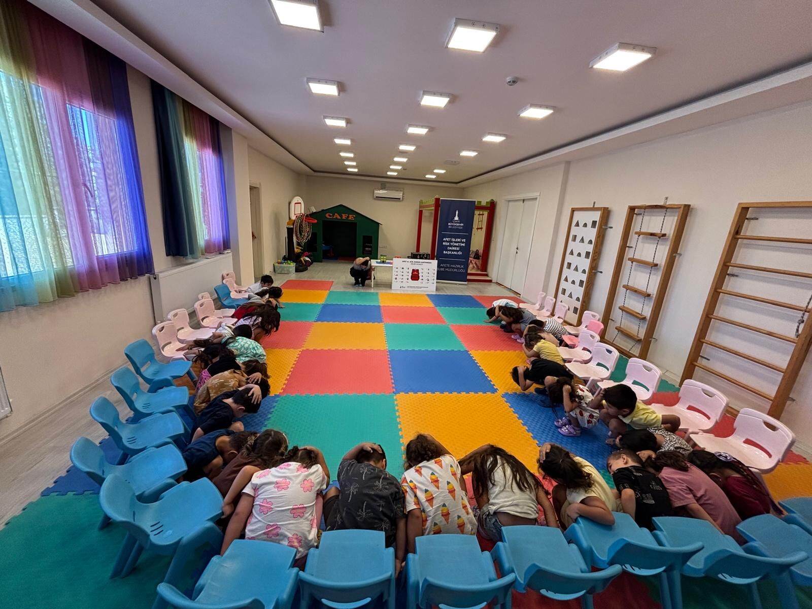İzmir Büyükşehir Belediyesi, çocuklara yönelik afet farkındalık eğitimleriyle bu yıl 36 eğitim kurumunda 3 bin 520 çocuğa ulaştı.