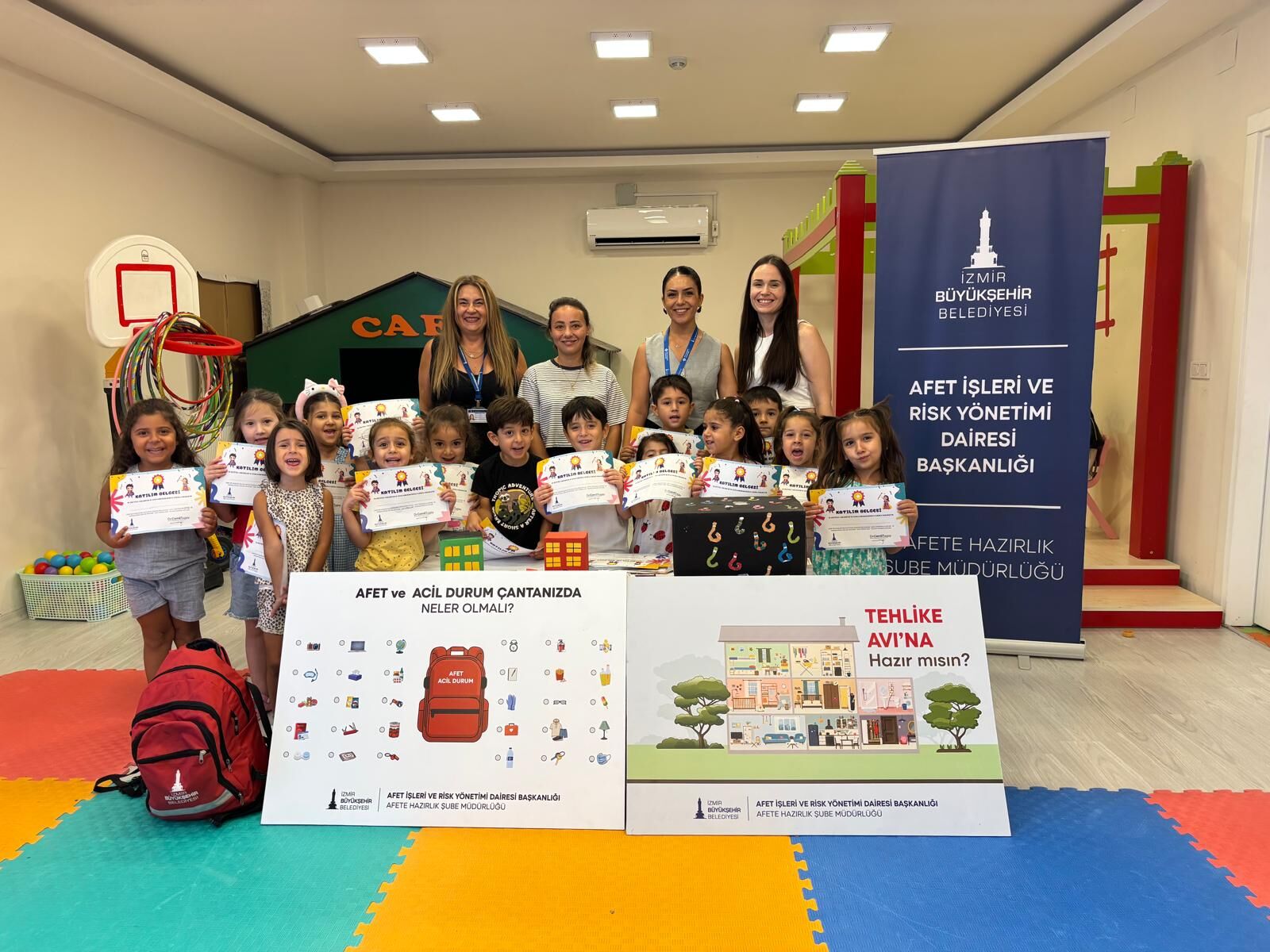 İzmir Büyükşehir Belediyesi, çocuklara yönelik afet farkındalık eğitimleriyle bu yıl 36 eğitim kurumunda 3 bin 520 çocuğa ulaştı.