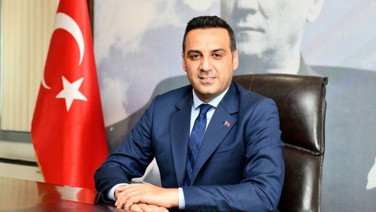 Çiğli Belediye Başkanı özgeçmişinden CHP'yi sildi!
