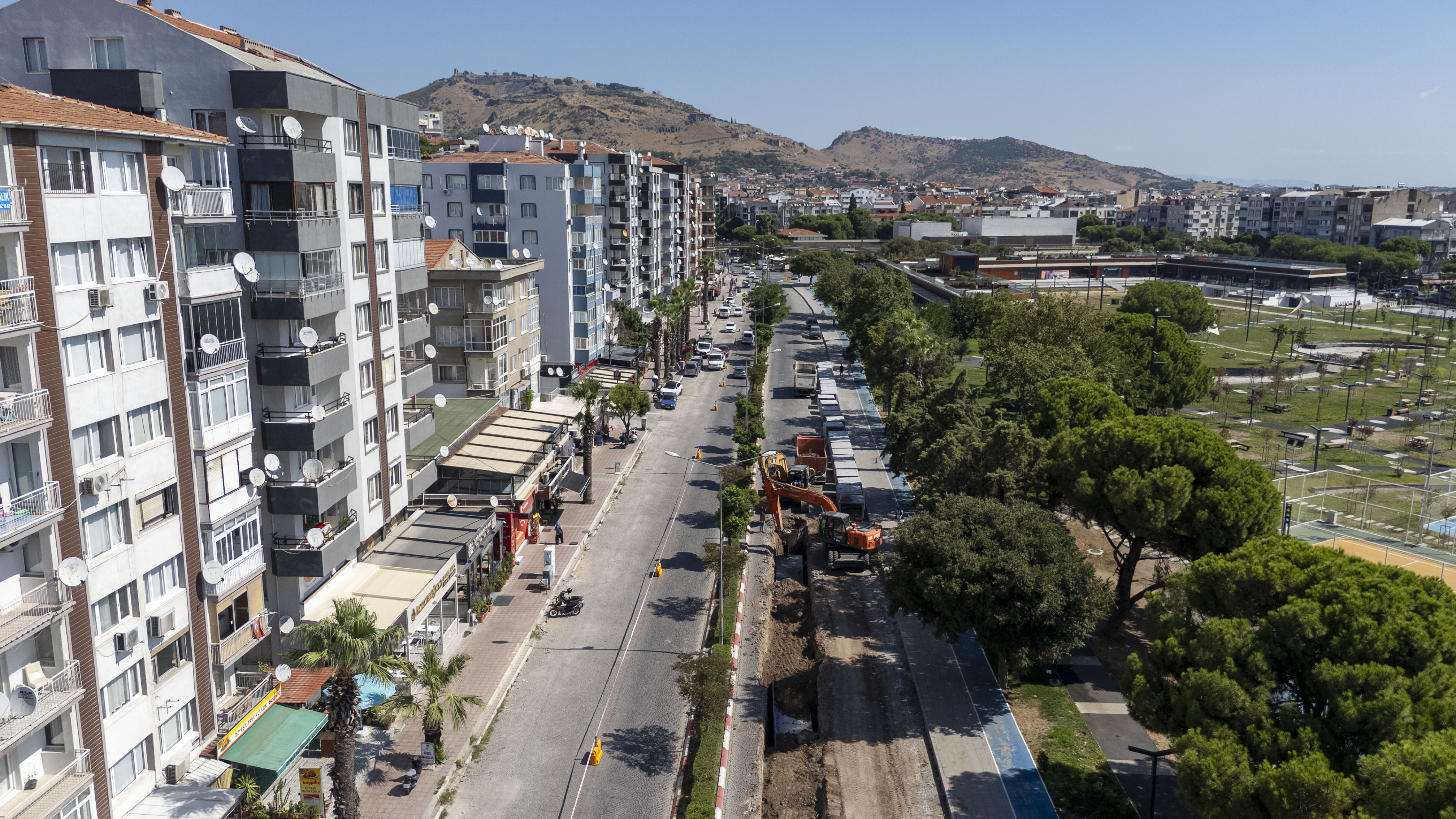 İZSU, Bergama’da taşkın riskini azaltmak için 300 metrelik yağmur suyu hattı ve 600 metrelik içme suyu hattı yenilemesi yapıyor.