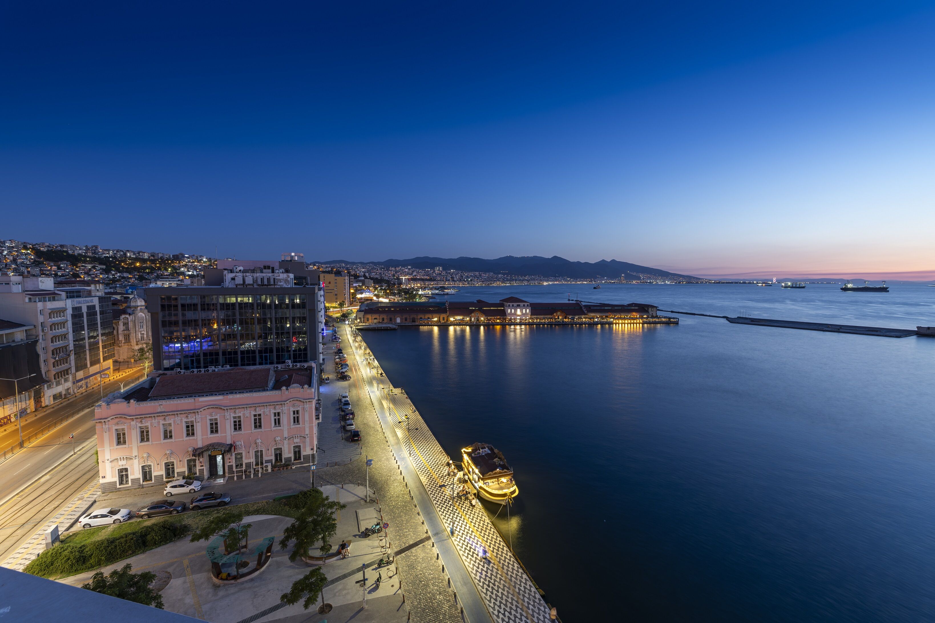 7.09.2026 555F168İzmir’in dijital Kent Rehberi yenilendi